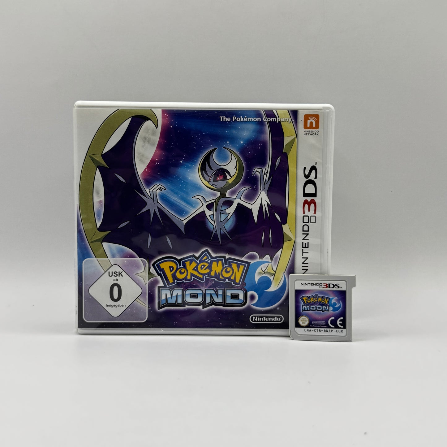 Verpackung des Nintendo 3DS-Spiels Pokémon Mond, ein Rollenspiel, in dem Spieler als Trainer Pokémon fangen, trainieren und gegen andere Trainer kämpfen, um der Champion der Alola-Region zu werden.