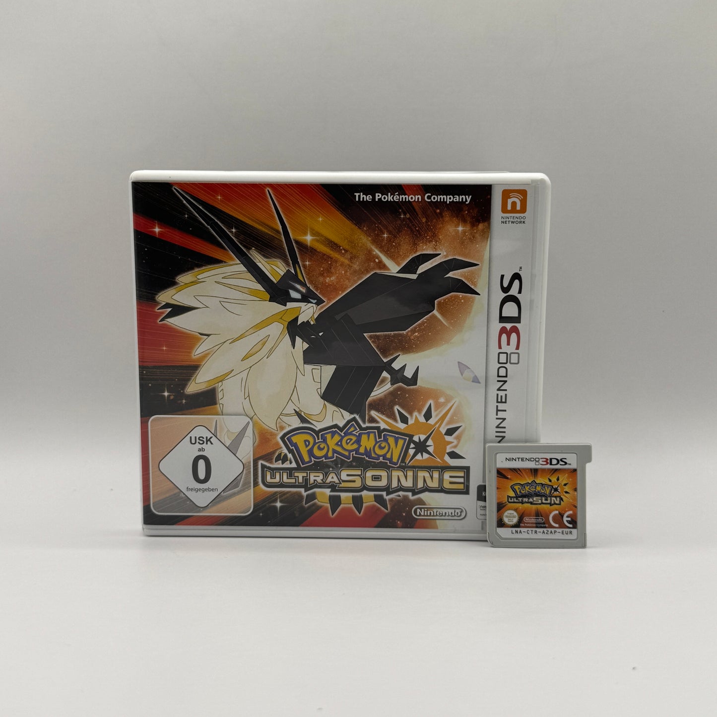 Verpackung des Nintendo 3DS-Spiels Pokémon Ultrasonne, ein Rollenspiel, in dem Spieler als Trainer Pokémon fangen, trainieren und in der Alola-Region gegen andere Trainer antreten, um Champion zu werden.
