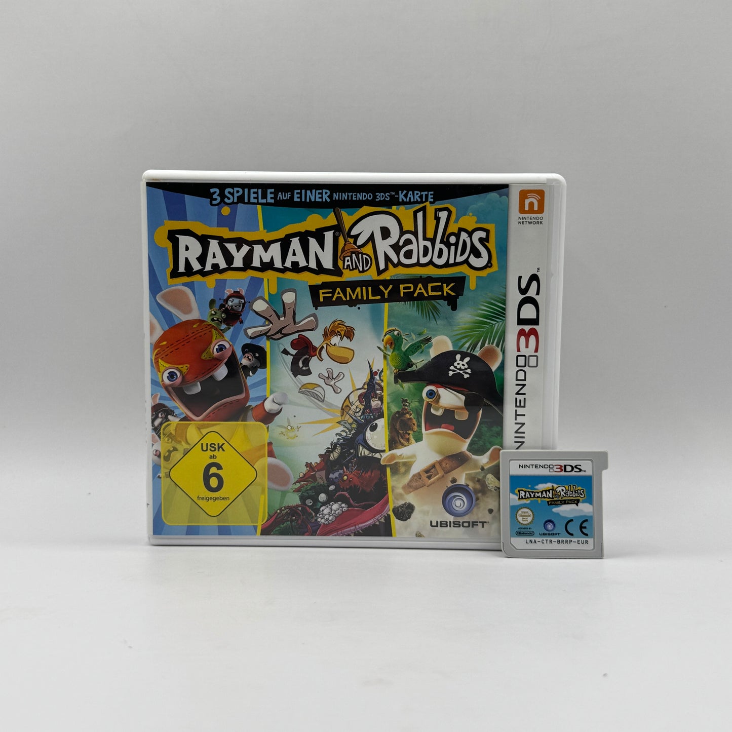 Verpackung des Nintendo 3DS-Spiels Rayman & Rabbids: Family Pack, ein Party- und Minispiel-Spiel, in dem Spieler in humorvollen Levels als Rayman oder Rabbids verschiedene Herausforderungen meistern.