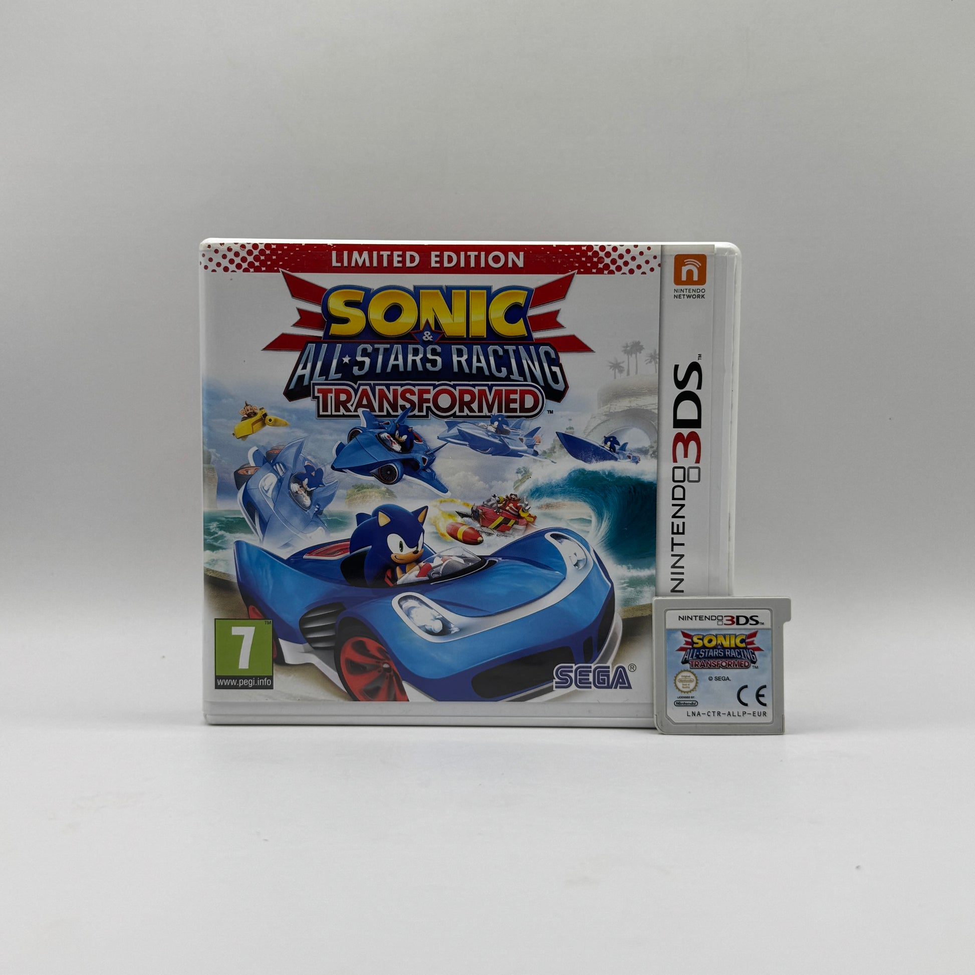 Verpackung des Nintendo 3DS-Spiels Sonic & All-Stars Racing Transformed, ein Rennspiel, in dem Spieler als Sonic-Charaktere auf Land-, Wasser- und Luftstrecken gegen andere Charaktere antreten.