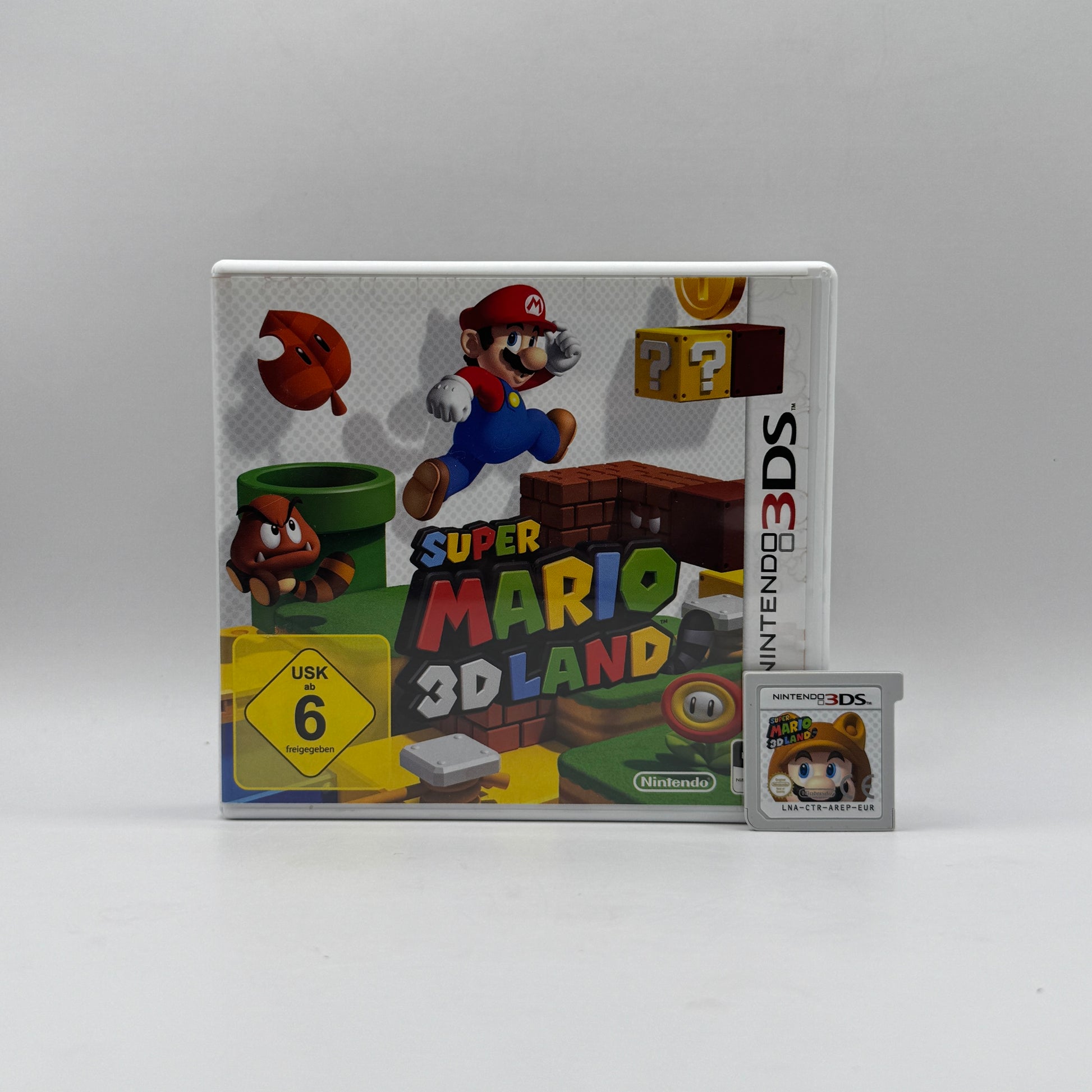 Verpackung des Nintendo 3DS-Spiels Super Mario 3D Land, ein Jump’n’Run-Spiel, in dem Mario durch abwechslungsreiche 3D-Level läuft, Gegner besiegt und Power-Ups sammelt.
