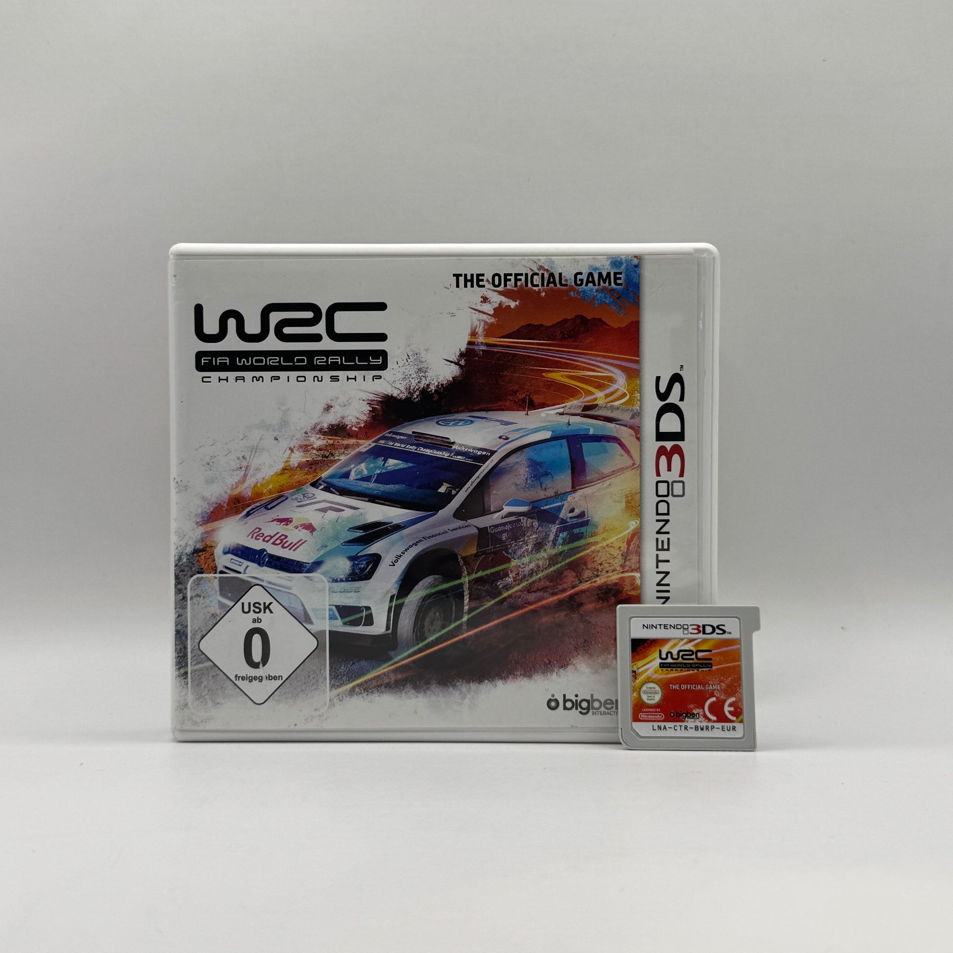 Verpackung des Nintendo 3DS-Spiels WRC FIA World Rally Championship, ein Rennspiel, in dem Spieler an offiziellen Rallye-Weltmeisterschaften teilnehmen und realistische Rallye-Strecken meistern.