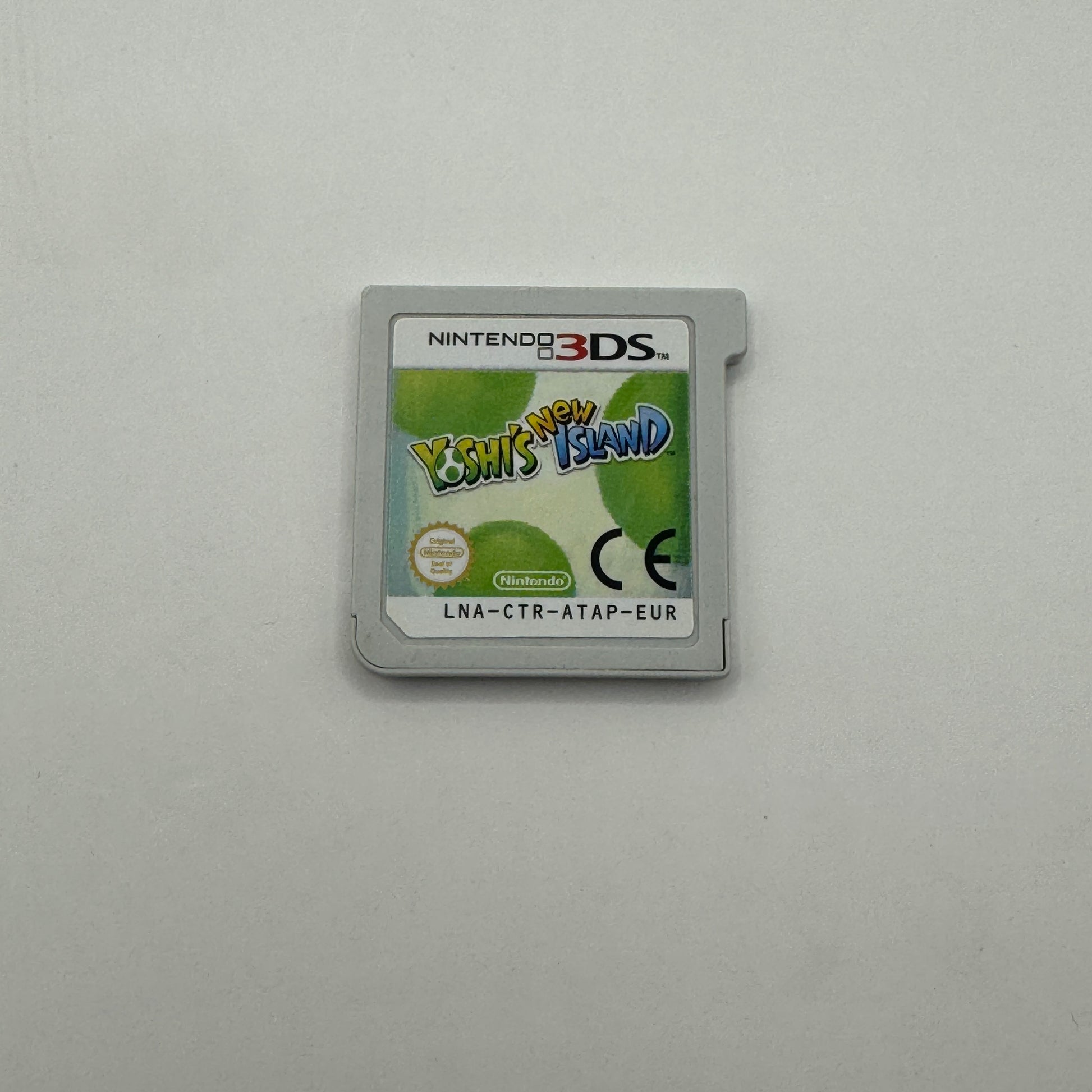 Modul des Nintendo 3DS-Spiels Yoshi’s New Island ohne Originalhülle, ein farbenfrohes Jump’n’Run-Spiel, in dem Spieler Yoshi steuern, Baby Mario beschützen und durch handgemalte Level Eier werfen, um Gegner zu besiegen.