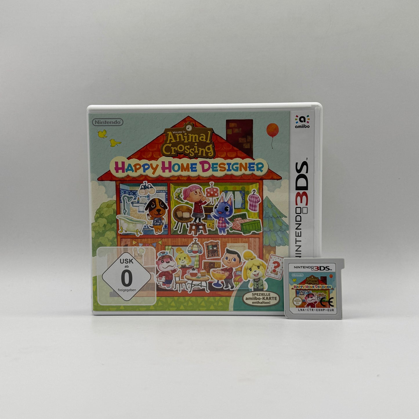 Screenshot aus Animal Crossing: Happy Home Designer für Nintendo 3DS, der zeigt, wie ein Spielercharakter ein gemütliches Wohnzimmer für einen tierischen Dorfbewohner mit bunten Möbeln und fröhlicher Dekoration gestaltet.