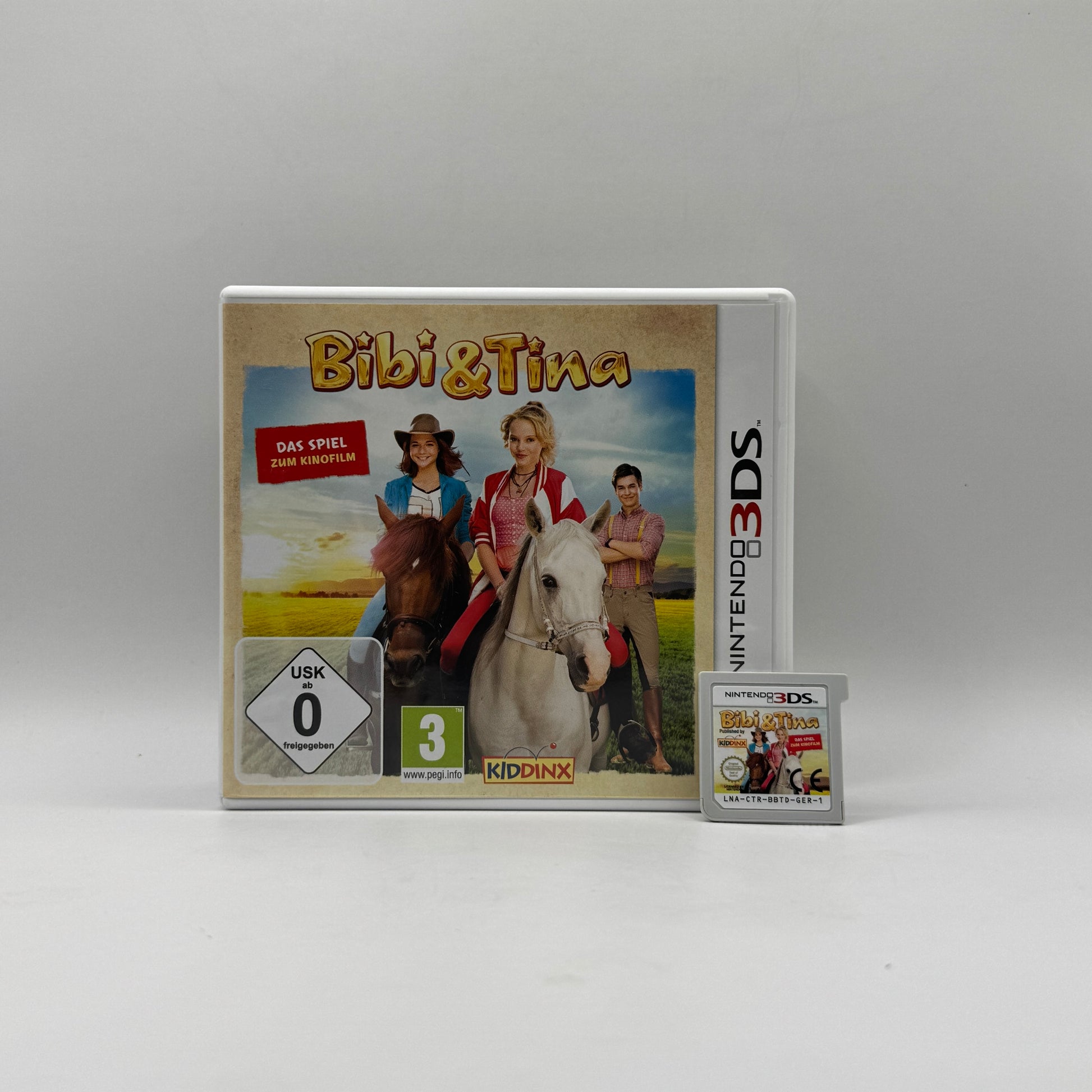 Verpackung des Nintendo 3DS-Spiels Bibi & Tina: Das Spiel zum Kinofilm, ein Reitabenteuer basierend auf dem gleichnamigen Film, bei dem Spieler über den Martinshof reiten und Aufgaben lösen.