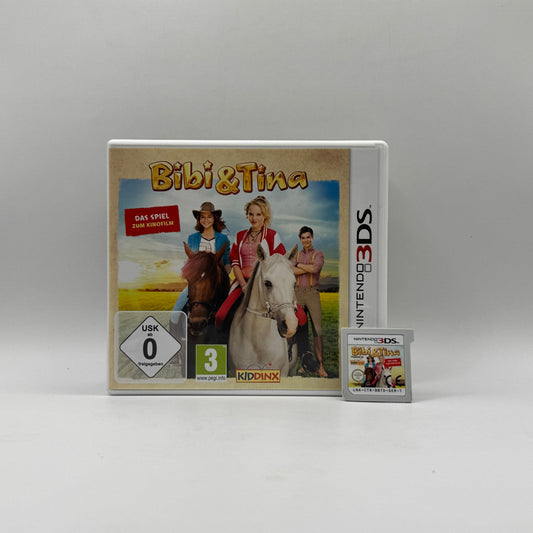 Verpackung des Nintendo 3DS-Spiels Bibi & Tina: Das Spiel zum Kinofilm, ein Reitabenteuer basierend auf dem gleichnamigen Film, bei dem Spieler über den Martinshof reiten und Aufgaben lösen.