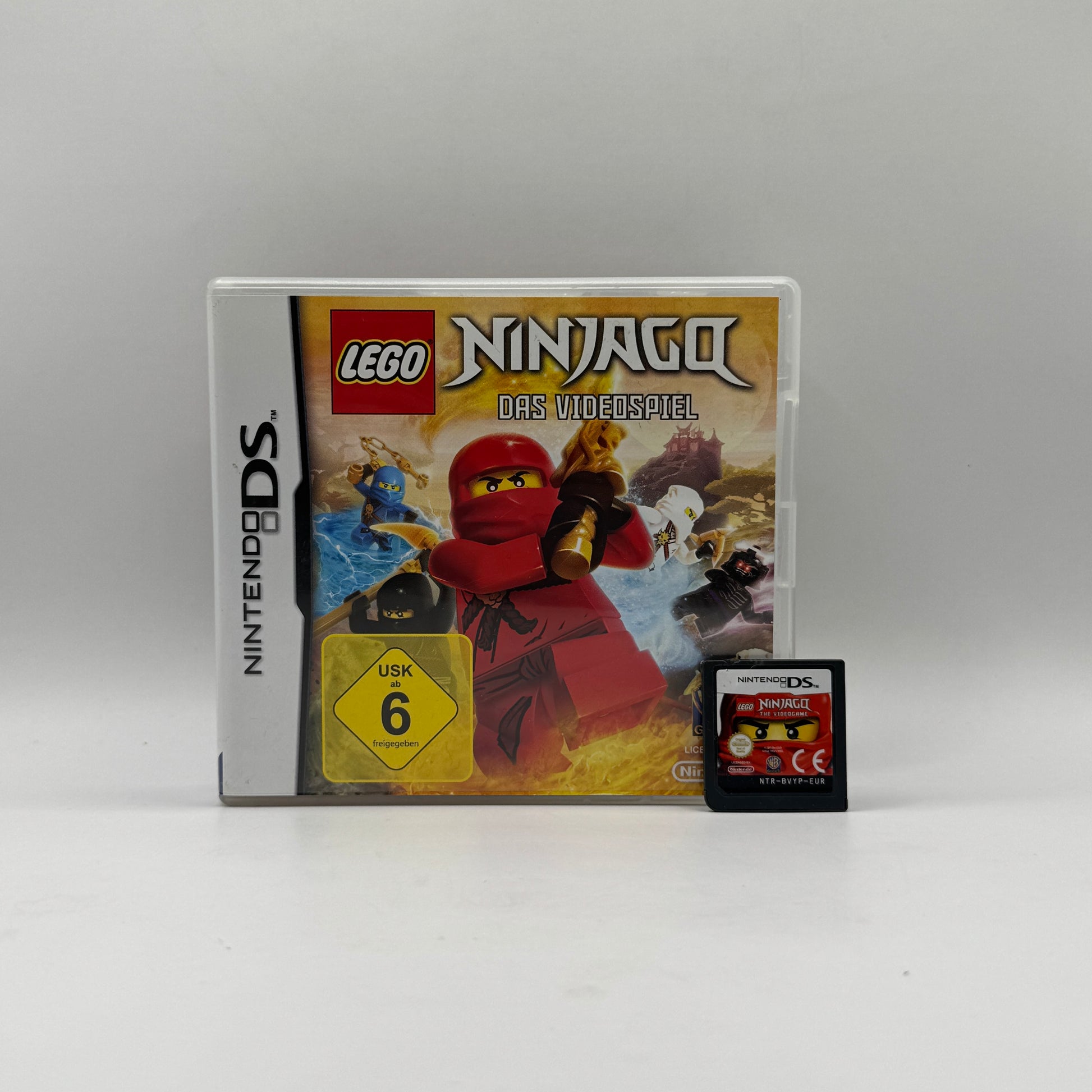 Verpackung des Nintendo DS-Spiels LEGO Ninjago: Das Videospiel, ein Action-Adventure, in dem Spieler als Ninjago-Helden gegen Feinde kämpfen, Rätsel lösen und Levels erkunden.