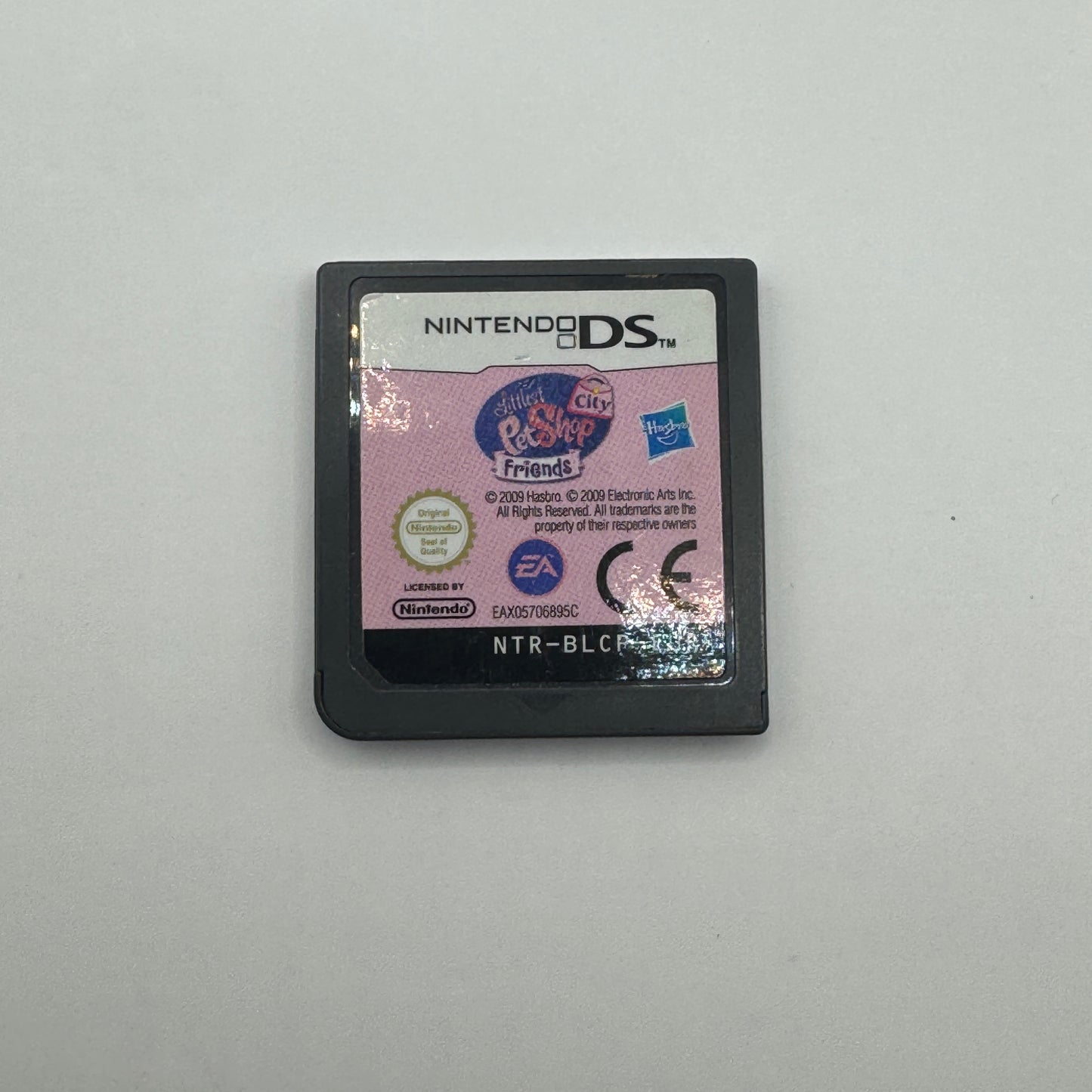 Modul des Nintendo DS-Spiels Littlest Pet Shop: Freunde in der Stadt ohne Originalhülle, ein Simulationsspiel, in dem Spieler Haustiere adoptieren, pflegen und mit ihnen in der Stadt Abenteuer erleben.