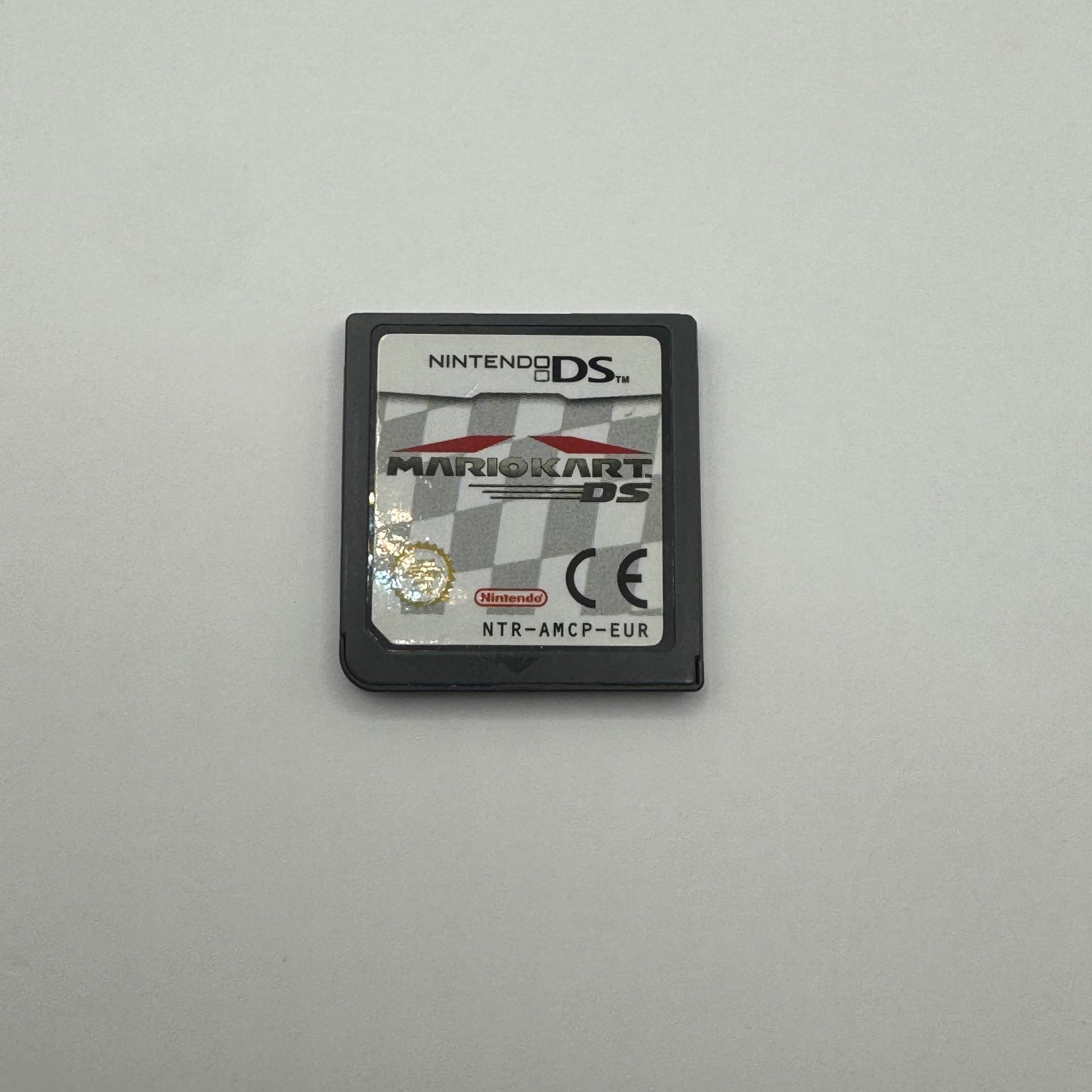 Modul des Nintendo DS-Spiels Mario Kart DS ohne Originalhülle, ein Rennspiel, in dem Spieler als Mario-Charaktere auf verschiedenen Strecken gegeneinander antreten und Items einsetzen, um Vorteile zu gewinnen.