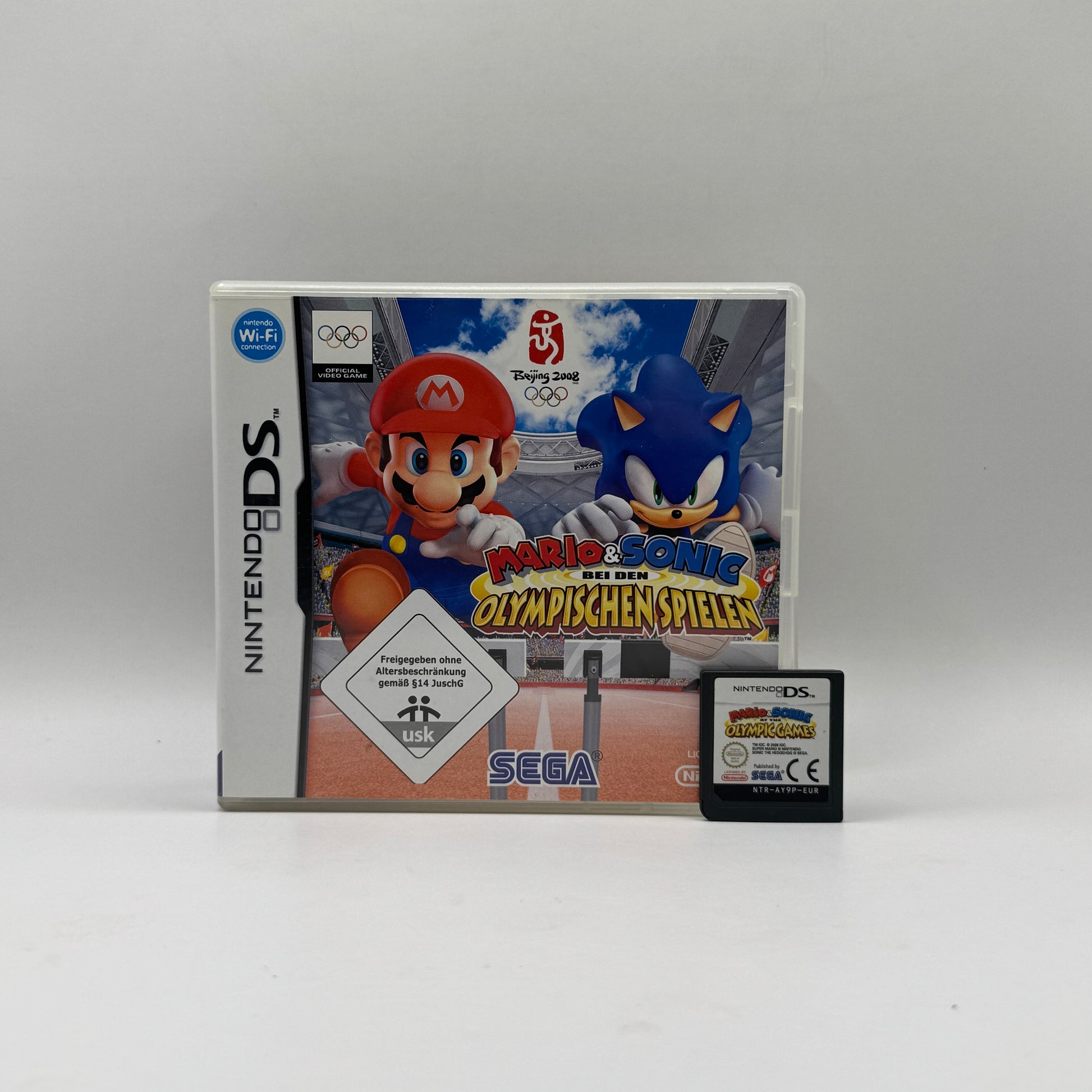 Verpackung des Nintendo DS-Spiels Mario & Sonic bei den Olympischen Spielen: Beijing 2008, ein Sportspiel, in dem Spieler als Charaktere aus dem Mario- und Sonic-Universum an olympischen Disziplinen teilnehmen.
