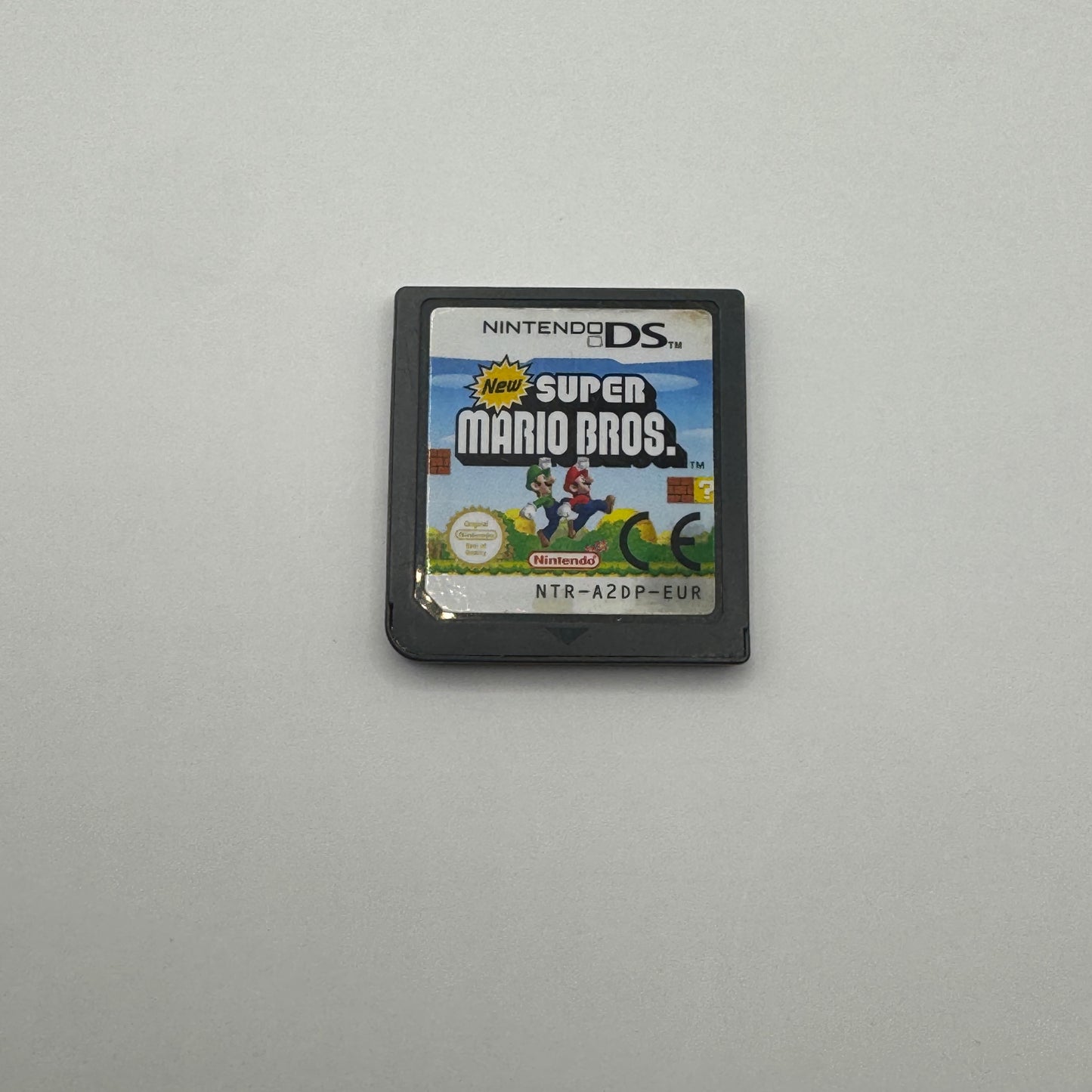 Modul des Nintendo DS-Spiels New Super Mario Bros. ohne Originalhülle, ein Jump’n’Run-Spiel, in dem Mario durch bunte Level läuft, Gegner besiegt und Power-Ups sammelt.
