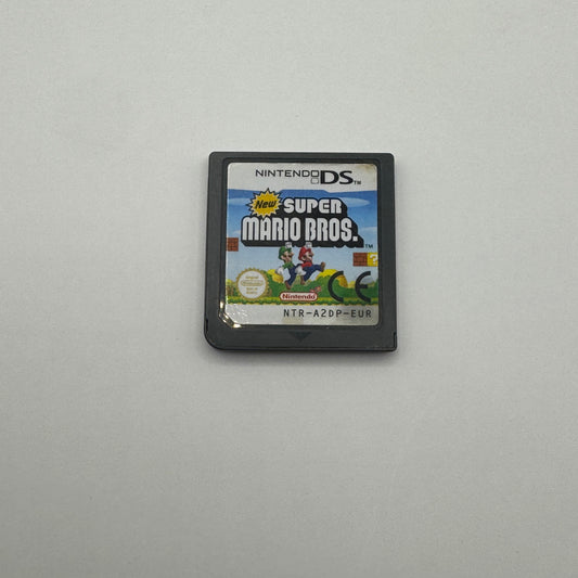Modul des Nintendo DS-Spiels New Super Mario Bros. ohne Originalhülle, ein Jump’n’Run-Spiel, in dem Mario durch bunte Level läuft, Gegner besiegt und Power-Ups sammelt.