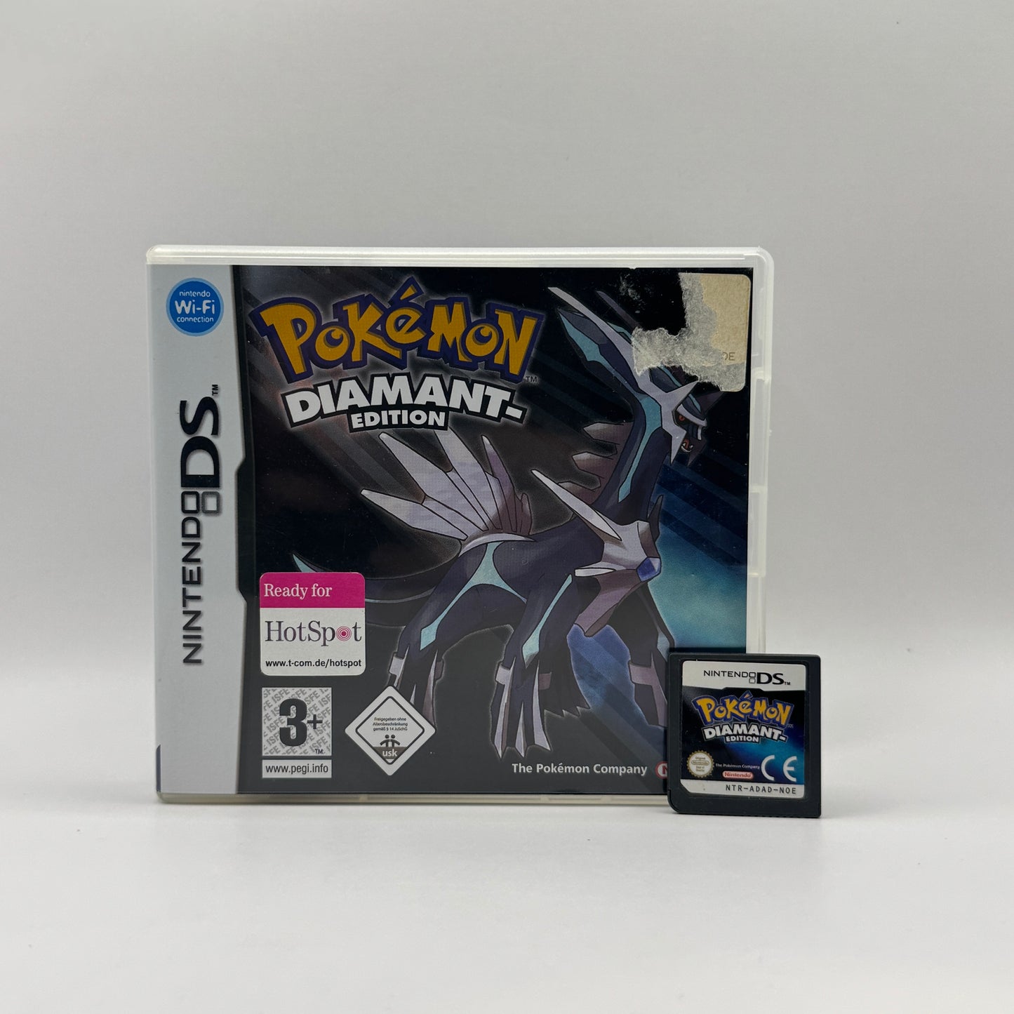 Verpackung des Nintendo DS-Spiels Pokémon Diamant Edition, ein Rollenspiel, in dem Spieler als Trainer Pokémon fangen, trainieren und in der Sinnoh-Region gegen andere Trainer antreten, um Pokémon-Meister zu werden.