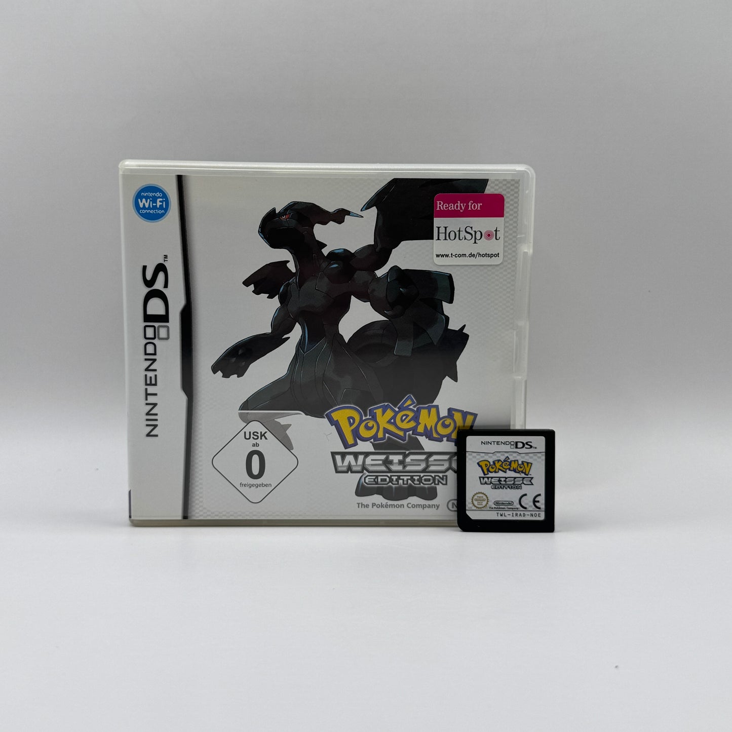 Verpackung des Nintendo DS-Spiels Pokémon Weiße Edition, ein Rollenspiel, in dem Spieler als Trainer Pokémon fangen, trainieren und in der Einall-Region gegen andere Trainer antreten, um Pokémon-Meister zu werden.