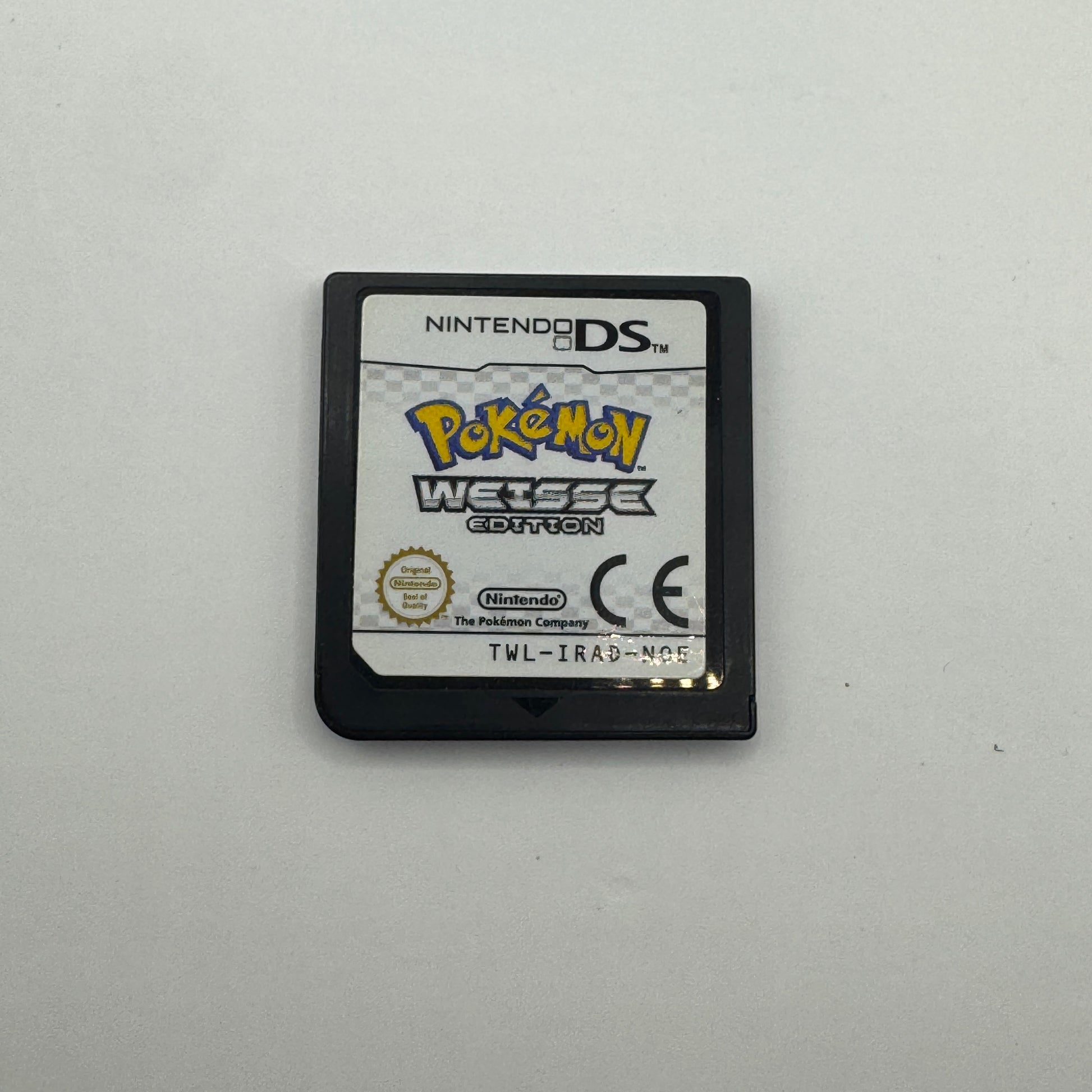 Modul des Nintendo DS-Spiels Pokémon Weiße Edition ohne Originalhülle, ein Rollenspiel, in dem Spieler als Trainer Pokémon fangen, trainieren und in der Einall-Region gegen andere Trainer antreten, um Pokémon-Meister zu werden.