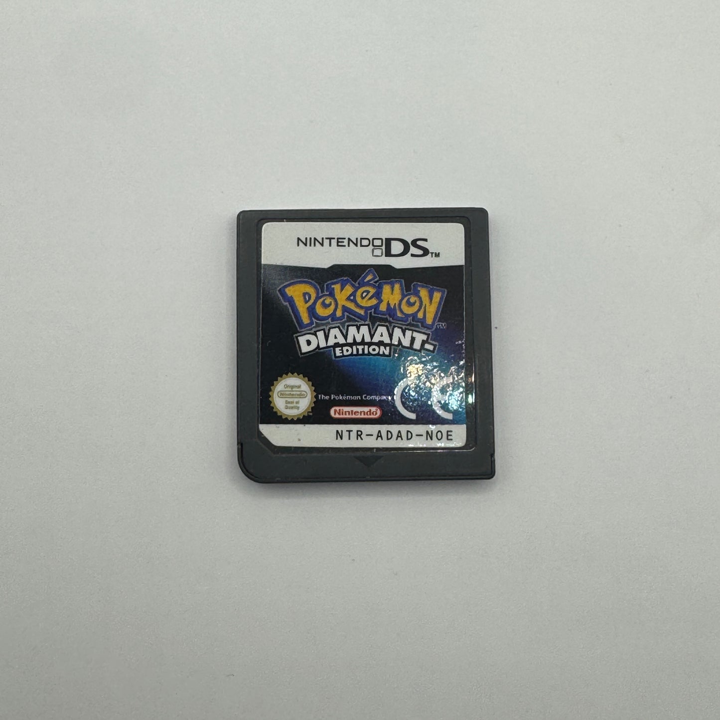 Modul des Nintendo DS-Spiels Pokémon Diamant Edition ohne Originalhülle, ein Rollenspiel, in dem Spieler als Trainer Pokémon fangen, trainieren und in der Sinnoh-Region gegen andere Trainer antreten, um Pokémon-Meister zu werden.