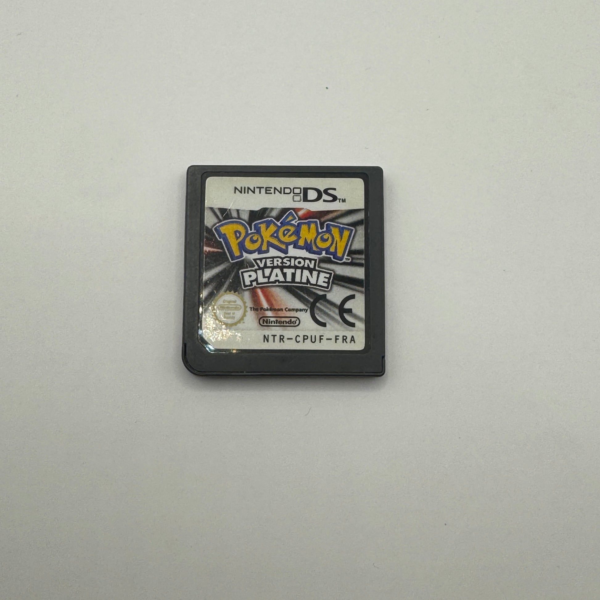 Modul des Nintendo DS-Spiels Pokémon Platin Edition ohne Originalhülle, ein Rollenspiel, in dem Spieler als Trainer Pokémon fangen, trainieren und in der Sinnoh-Region gegen andere Trainer antreten, um Pokémon-Meister zu werden.