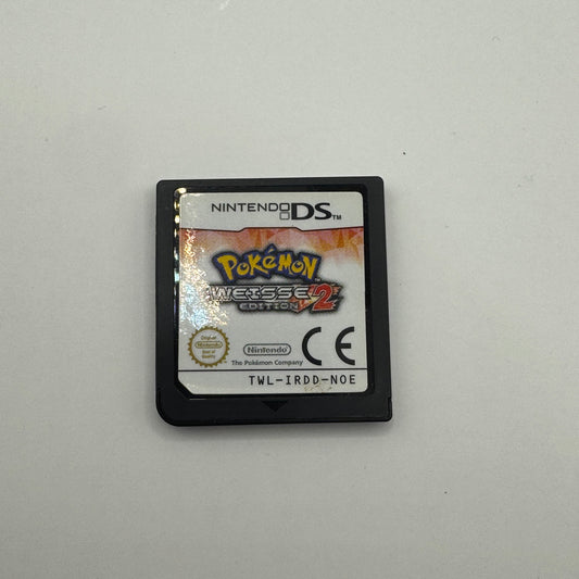 Modul des Nintendo DS-Spiels Pokémon Weiße Edition 2 ohne Originalhülle, ein Rollenspiel, in dem Spieler als Trainer Pokémon fangen, trainieren und in der Einall-Region gegen andere Trainer antreten, um Pokémon-Meister zu werden.