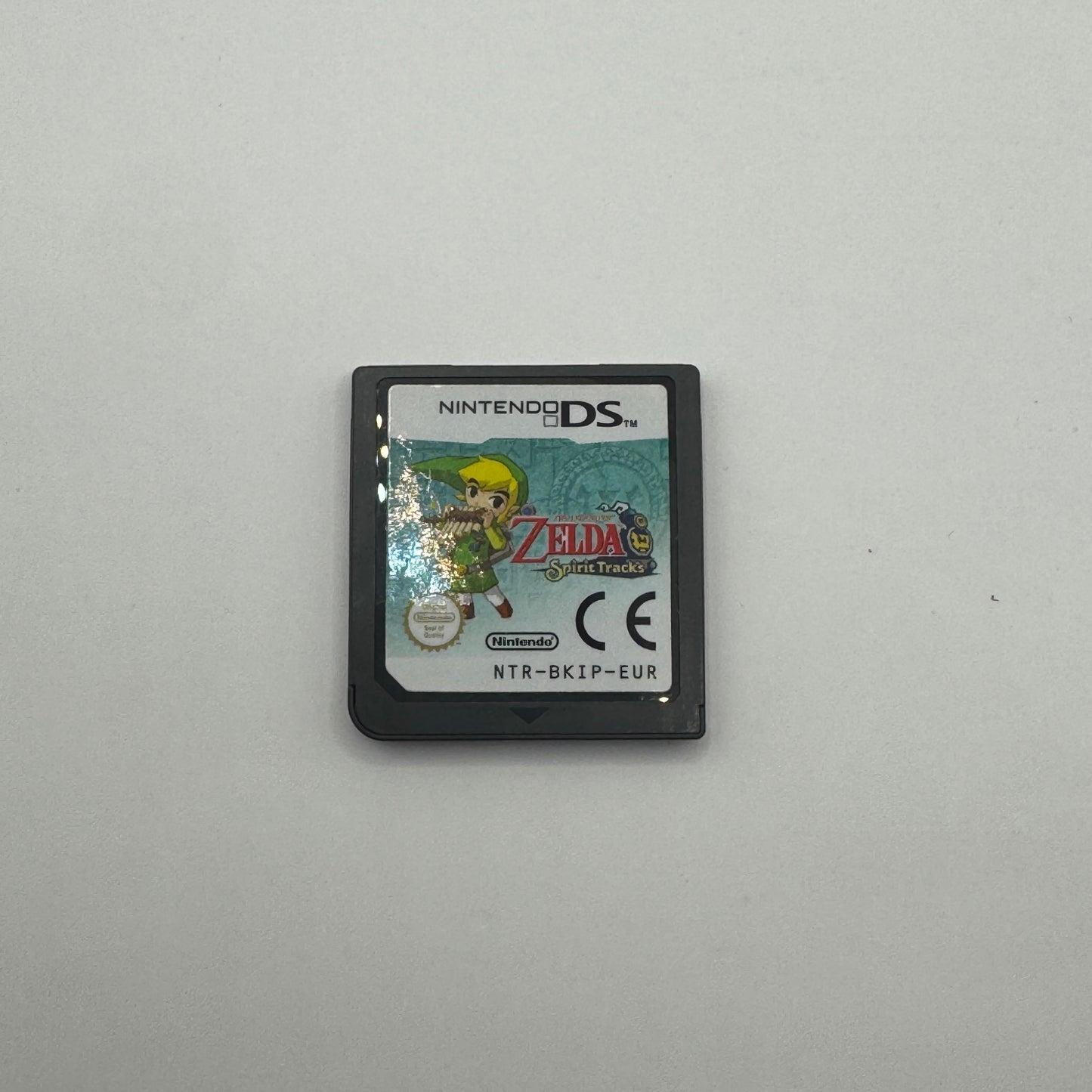 Verpackung des Nintendo DS-Spiels The Legend of Zelda: Spirit Tracks, ein Action-Adventure, in dem Link auf Schienenreisen geht, Rätsel löst und Prinzessin Zelda vor bösen Mächten rettet.