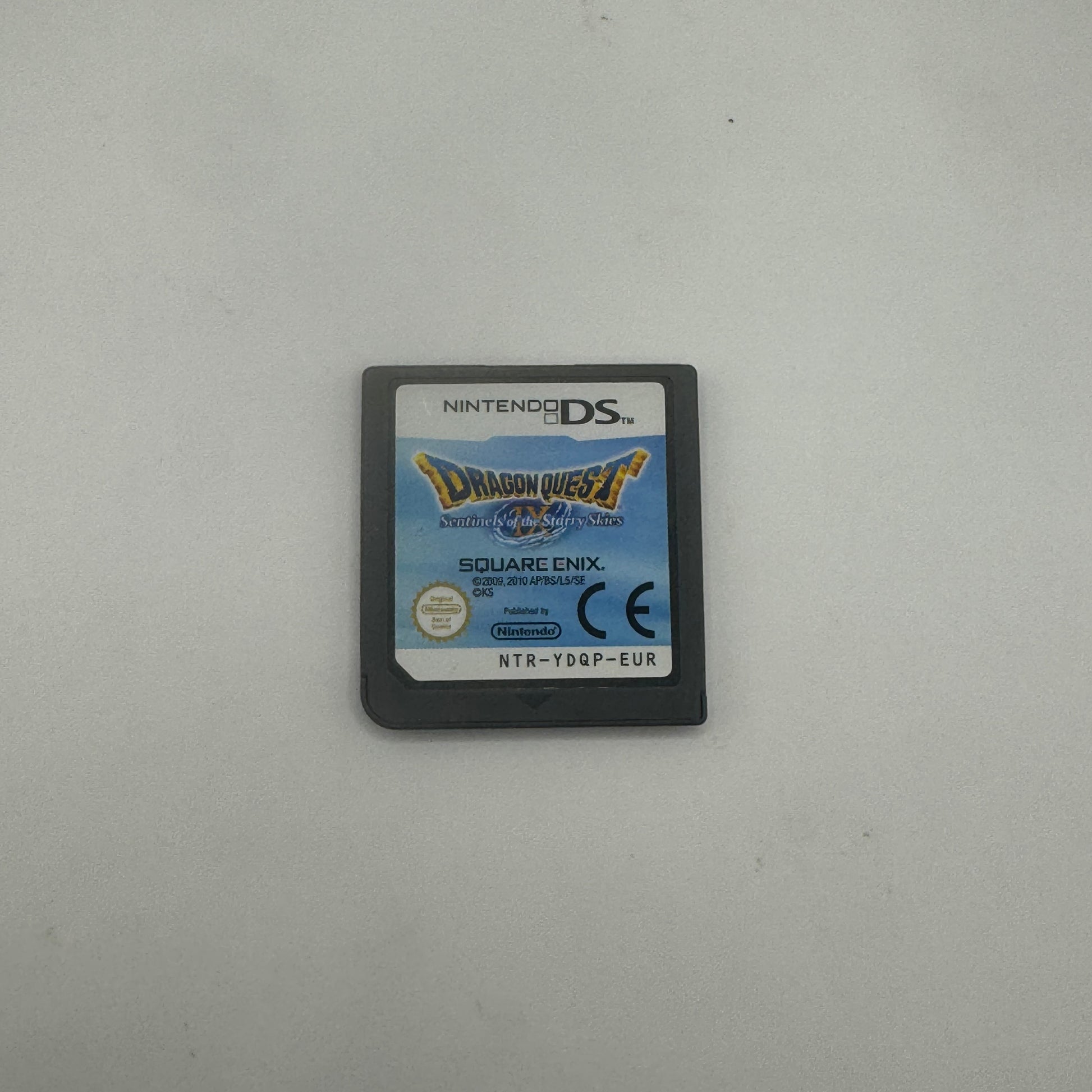 Verpackung des Nintendo DS-Spiels Dragon Quest IX: Hüter des Himmels, ein Rollenspiel, in dem Spieler eine frei anpassbare Heldengruppe auf eine epische Reise schicken, Monster bekämpfen und eine weitläufige Fantasy-Welt erkunden.
