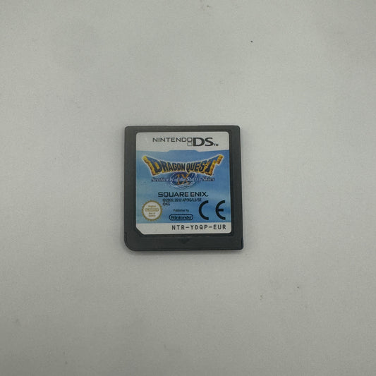 Verpackung des Nintendo DS-Spiels Dragon Quest IX: Hüter des Himmels, ein Rollenspiel, in dem Spieler eine frei anpassbare Heldengruppe auf eine epische Reise schicken, Monster bekämpfen und eine weitläufige Fantasy-Welt erkunden.