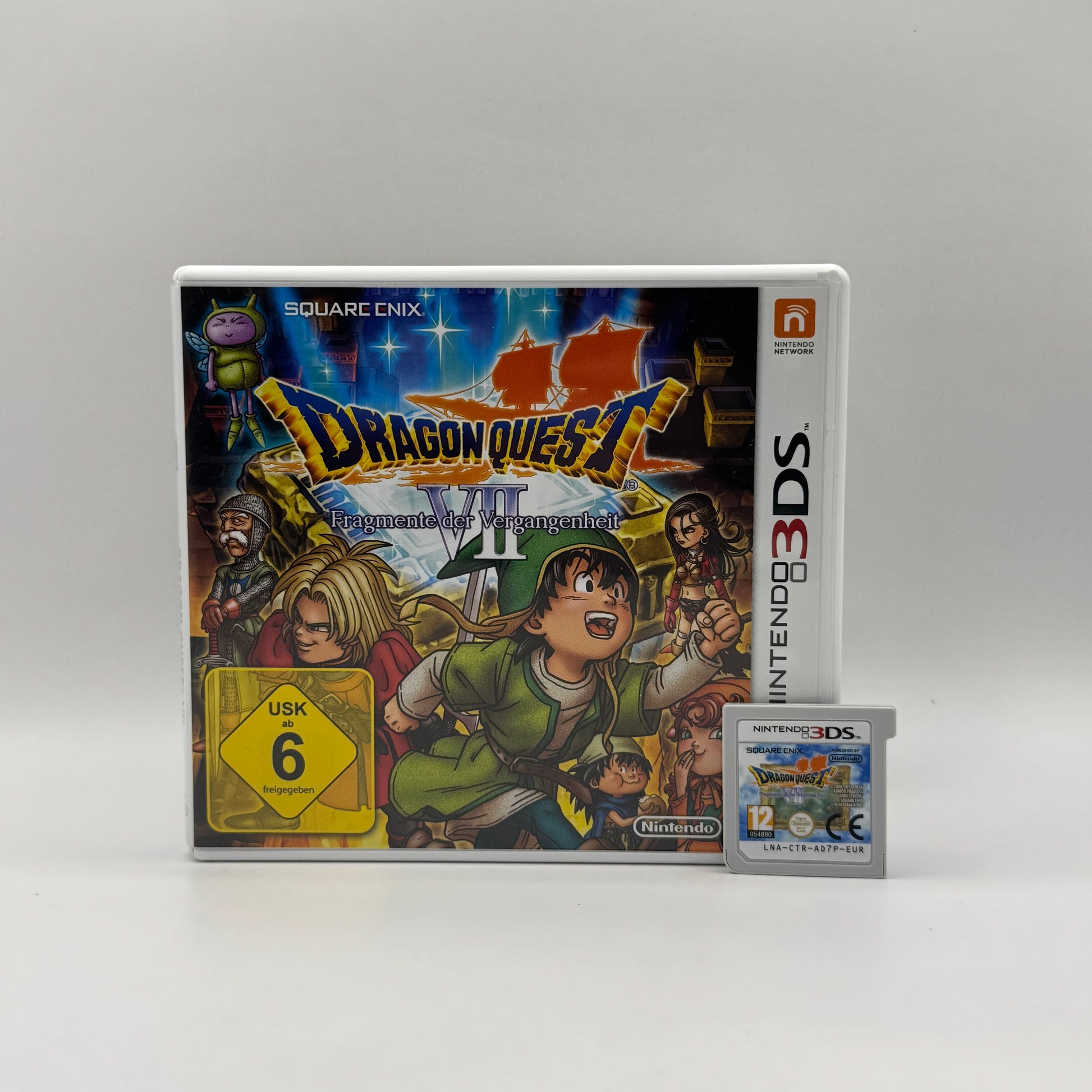 Verpackung des Nintendo 3DS-Spiels Dragon Quest VII: Fragmente der Vergangenheit, ein japanisches Rollenspiel mit rundenbasierten Kämpfen, in dem Spieler alte Welten entdecken und Abenteuer erleben.