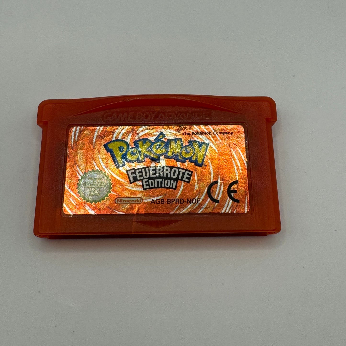 Modul des Game Boy Advance-Spiels Pokémon Feuerrote Edition ohne Originalhülle, ein Rollenspiel, in dem Spieler als Trainer Pokémon fangen, trainieren und in der Kanto-Region gegen andere Trainer antreten, um Pokémon-Meister zu werden.