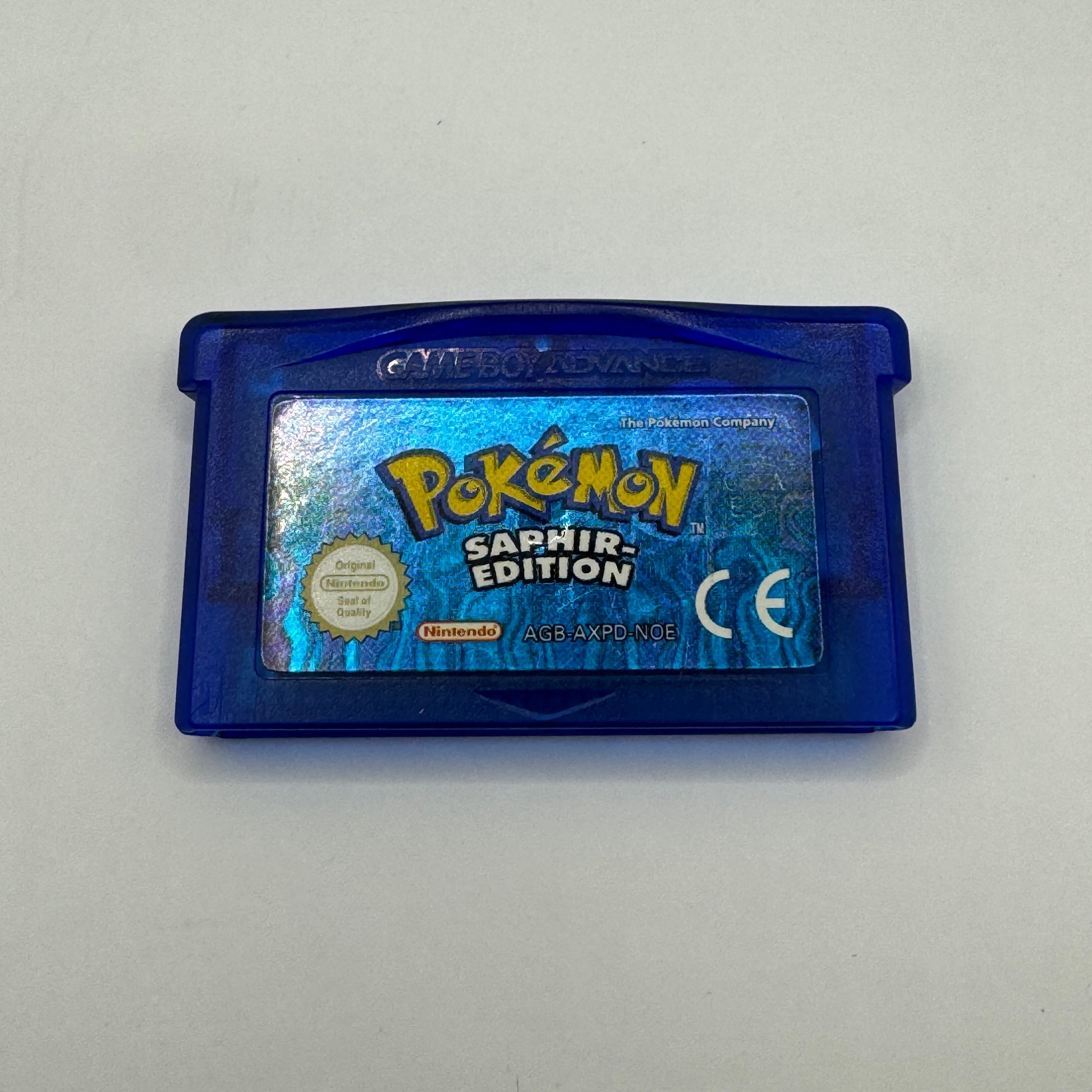 Modul des Game Boy Advance-Spiels Pokémon Saphir Edition ohne Originalhülle, ein Rollenspiel, in dem Spieler als Trainer Pokémon fangen, trainieren und in der Hoenn-Region gegen andere Trainer antreten, um Pokémon-Meister zu werden.