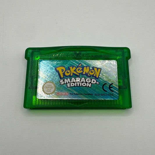 Modul des Game Boy Advance-Spiels Pokémon Smaragd Edition ohne Originalhülle, ein Rollenspiel, in dem Spieler als Trainer Pokémon fangen, trainieren und in der Hoenn-Region gegen andere Trainer antreten, um Pokémon-Meister zu werden.