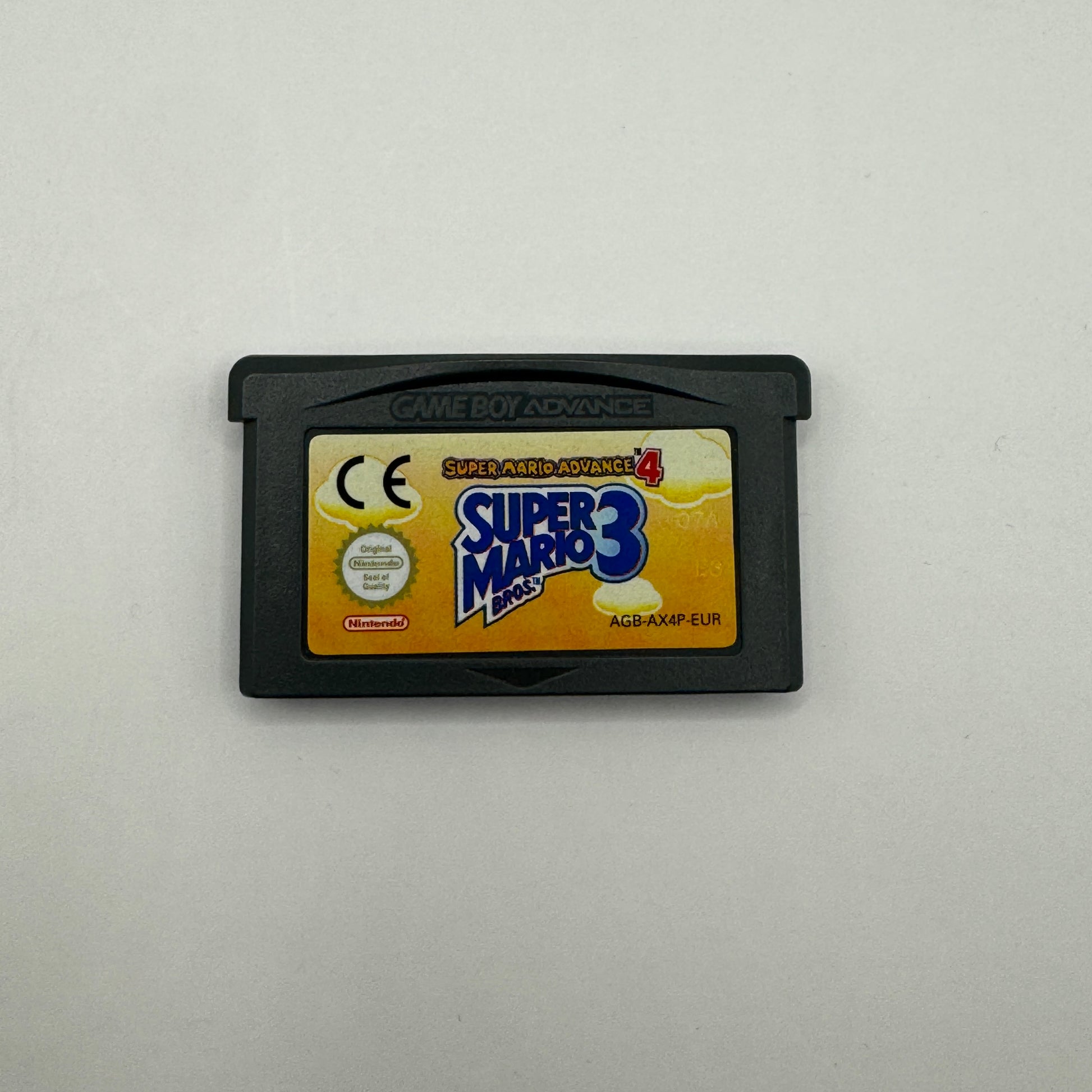 Modul des Game Boy Advance-Spiels Super Mario Advance 4: Super Mario Bros. 3 ohne Originalhülle, ein Jump’n’Run-Spiel, in dem Mario durch abwechslungsreiche Level läuft, Gegner besiegt und Power-Ups sammelt.