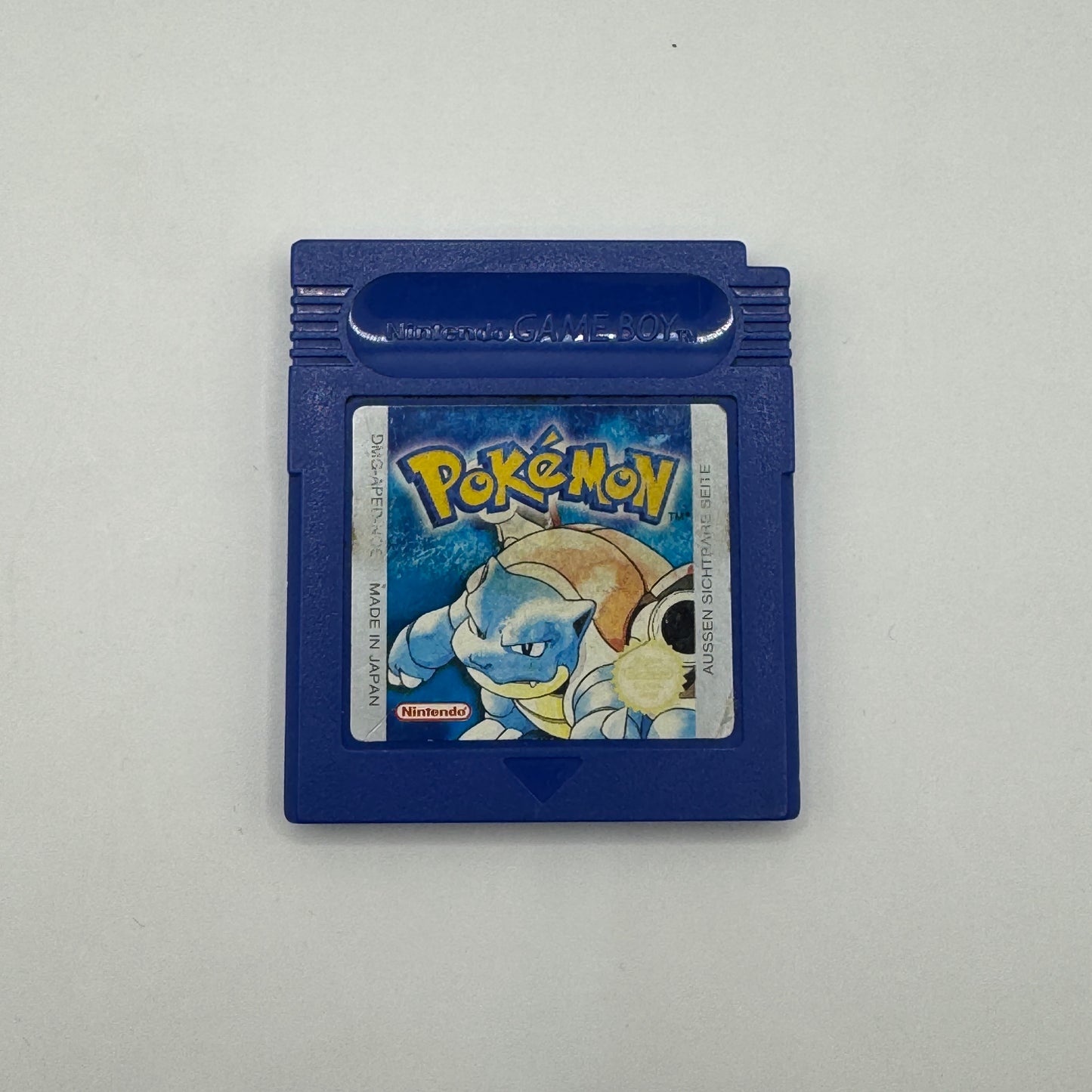 Modul des Game Boy-Spiels Pokémon Blaue Edition ohne Originalhülle, ein Rollenspiel, in dem Spieler als Trainer Pokémon fangen, trainieren und in der Kanto-Region gegen andere Trainer antreten, um Pokémon-Meister zu werden.
