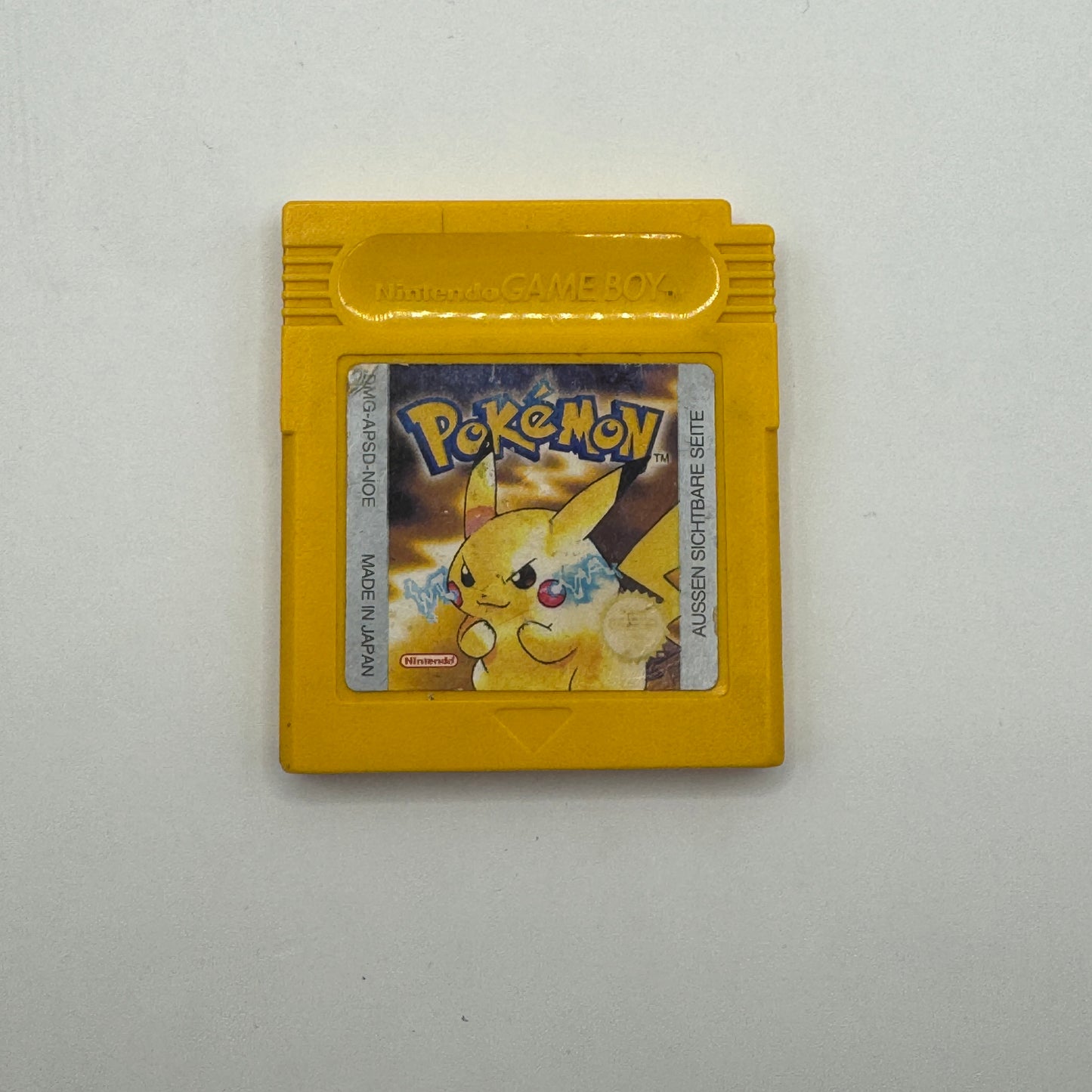 Modul des Game Boy-Spiels Pokémon Gelbe Edition ohne Originalhülle, ein Rollenspiel, in dem Spieler als Trainer Pokémon fangen, trainieren und in der Kanto-Region gegen andere Trainer antreten, um Pokémon-Meister zu werden.