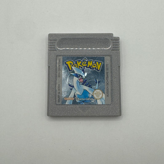 Modul des Game Boy-Spiels Pokémon Silberne Edition ohne Originalhülle, ein Rollenspiel, in dem Spieler als Trainer Pokémon fangen, trainieren und in der Johto-Region gegen andere Trainer antreten, um Pokémon-Meister zu werden.