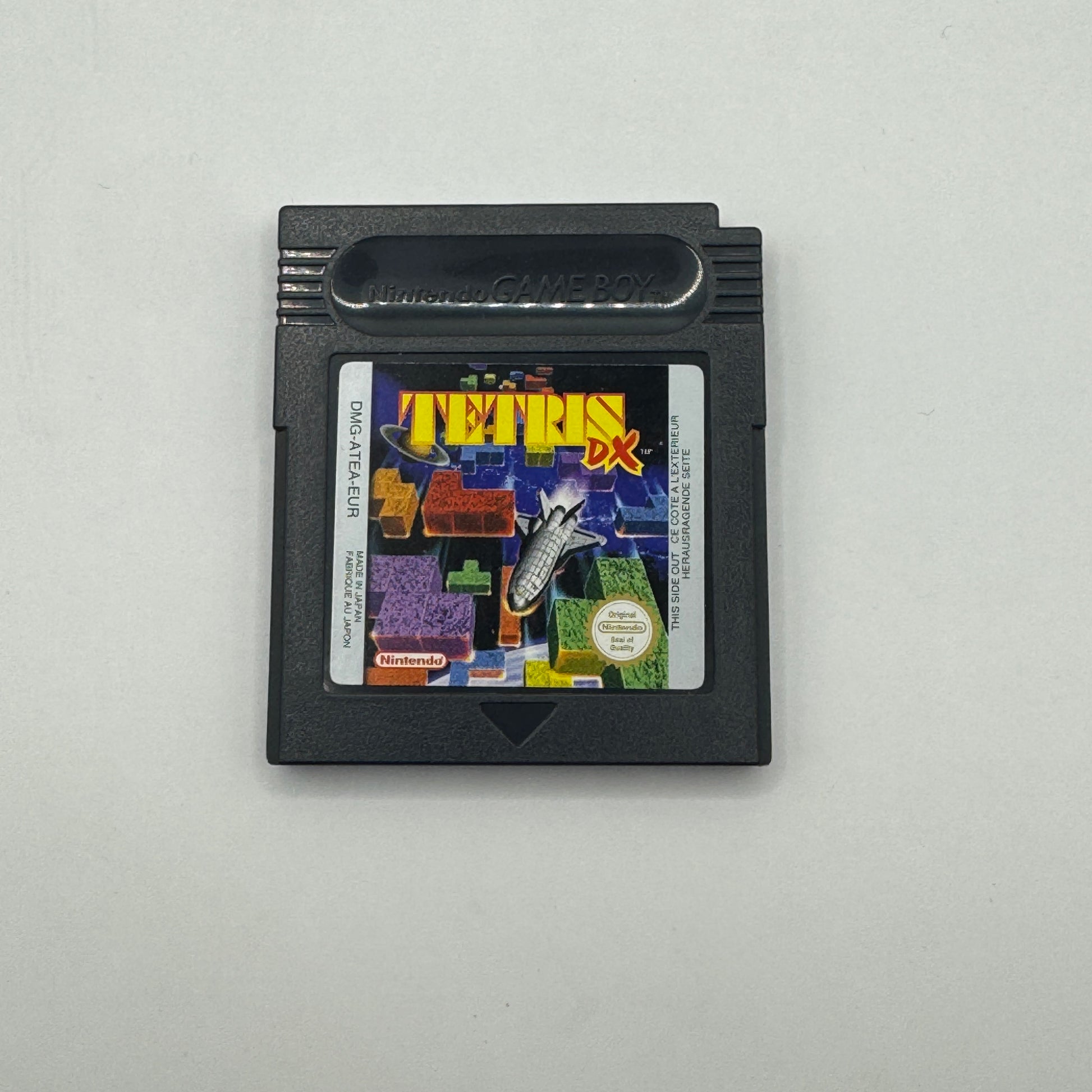 Modul des Game Boy-Spiels Tetris DX ohne Originalhülle, ein Puzzlespiel, in dem Spieler fallende Blöcke drehen und anordnen, um Reihen zu vervollständigen und Punkte zu erzielen.