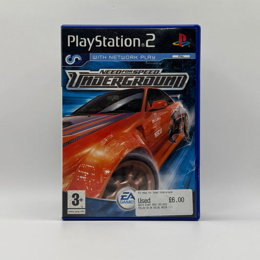 Verpackung des PS2-Spiels Need for Speed Underground, ein Straßenrennspiel mit nächtlichen Rennen, umfangreichem Fahrzeug-Tuning und verschiedenen Rennmodi.