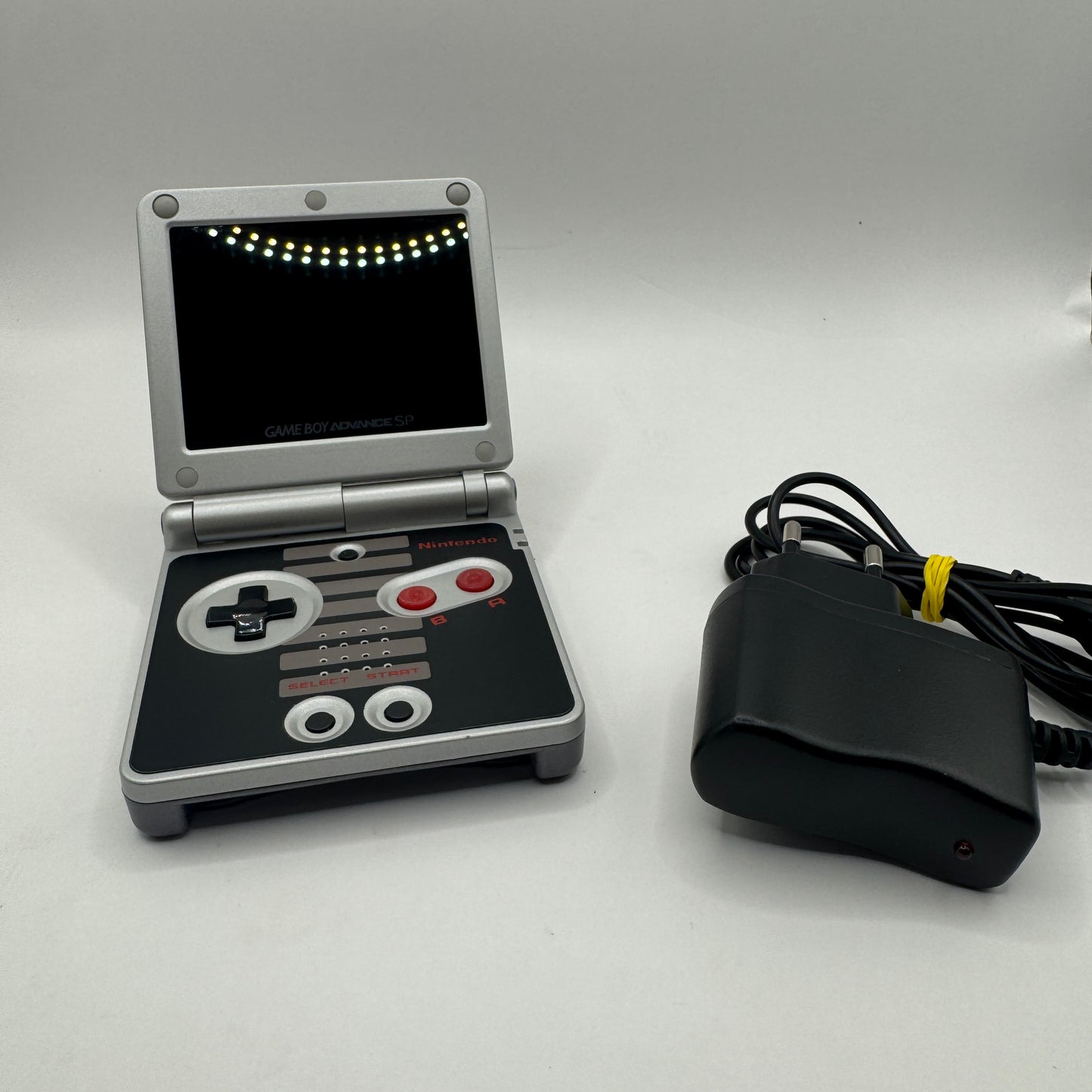 Nintendo Konsole | Game Boy Advance SP mit IPS-Display (NES-Edition) - Zustand: TOP