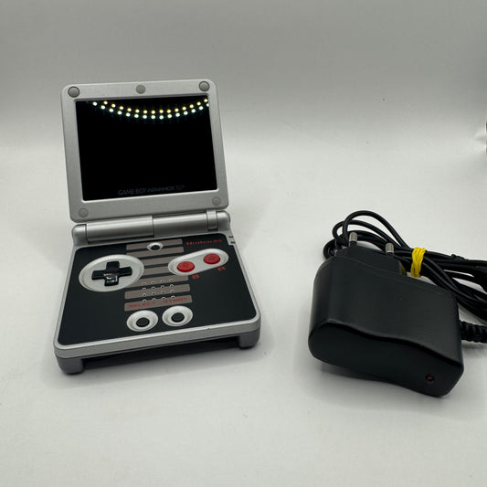 Nintendo Konsole | Game Boy Advance SP mit IPS-Display (NES-Edition) - Zustand: TOP