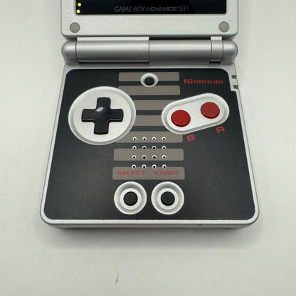 Nintendo Konsole | Game Boy Advance SP mit IPS-Display (NES-Edition) - Zustand: TOP