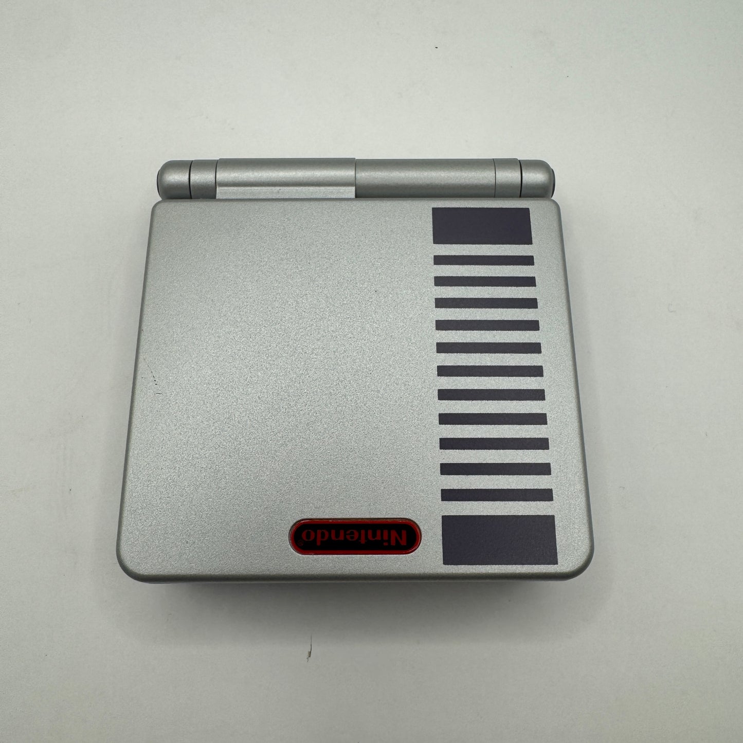 Nintendo Konsole | Game Boy Advance SP mit IPS-Display (NES-Edition) - Zustand: TOP