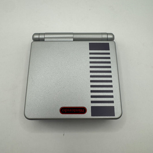 Nintendo Konsole | Game Boy Advance SP mit IPS-Display (NES-Edition) - Zustand: TOP
