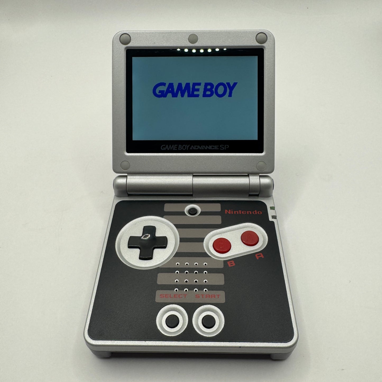 Nintendo Konsole | Game Boy Advance SP mit IPS-Display (NES-Edition) - Zustand: TOP