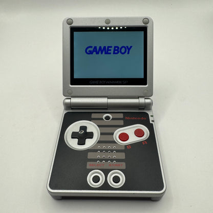Nintendo Konsole | Game Boy Advance SP mit IPS-Display (NES-Edition) - Zustand: TOP