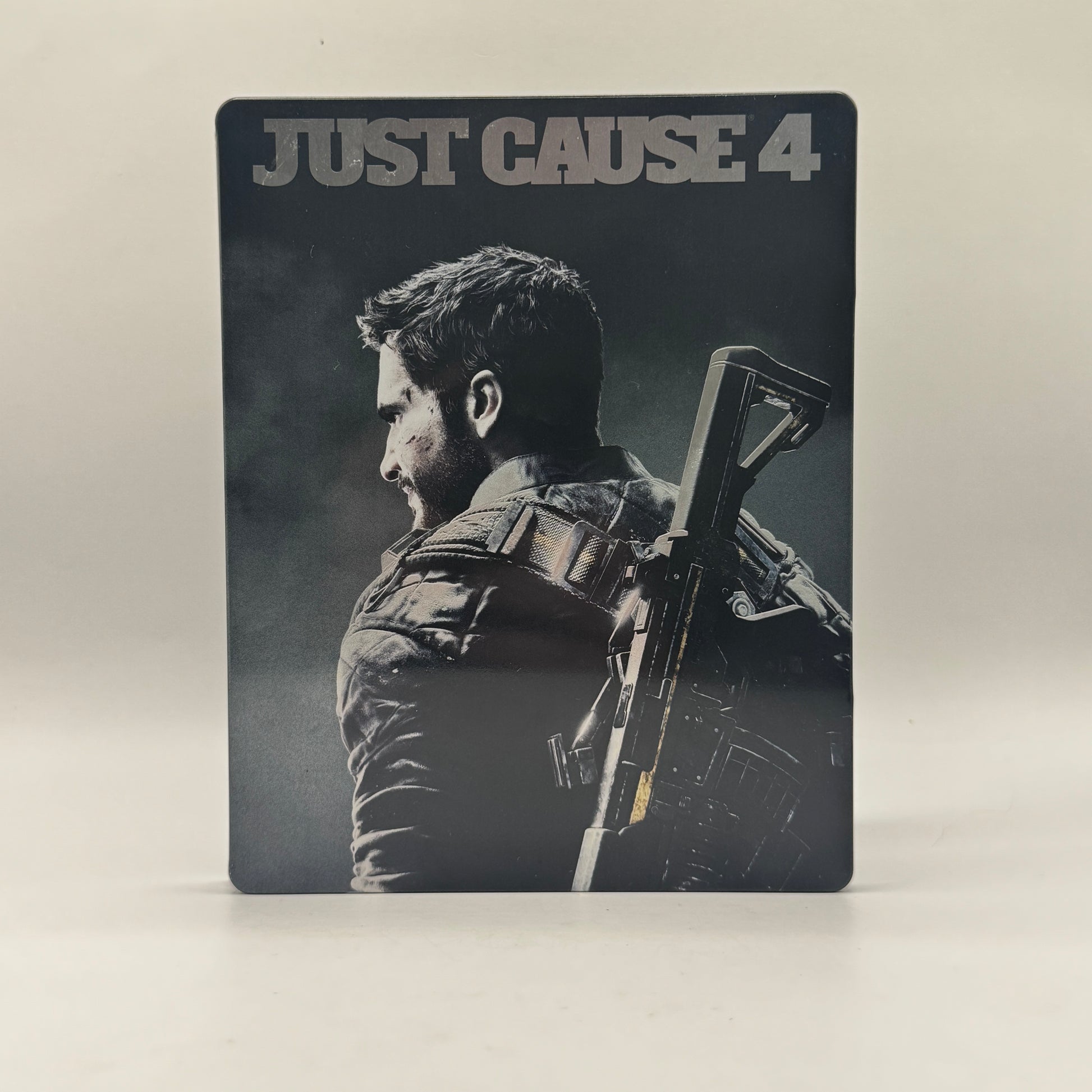 Steelbook-Verpackung des Xbox-One-Spiels Just Cause 4, ein Open-World-Actionspiel, in dem Spieler als Rico Rodriguez mit Gadgets, Fahrzeugen und spektakulären Explosionen eine riesige Spielwelt erkunden.