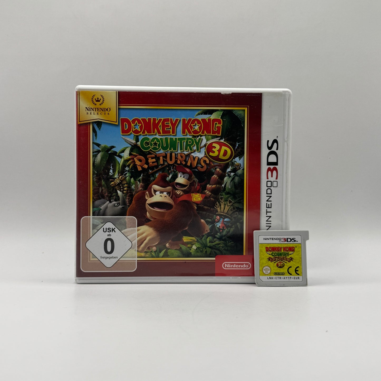 Verpackung des Nintendo 3DS-Spiels Donkey Kong Country Returns 3D, ein 2D-Platformer, in dem Donkey Kong und Diddy Kong abwechslungsreiche Levels voller Gegner und Hindernisse durchlaufen.