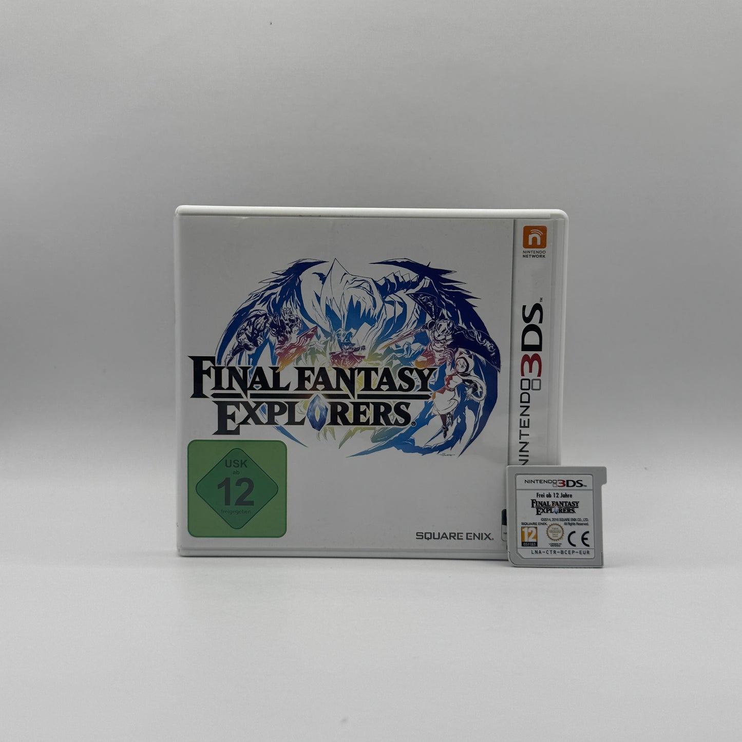 Verpackung des Nintendo 3DS-Spiels Final Fantasy Explorers, ein Action-Rollenspiel, in dem Spieler als Entdecker gemeinsam Monster jagen, Fähigkeiten erlernen und die Welt von Amatera erkunden.