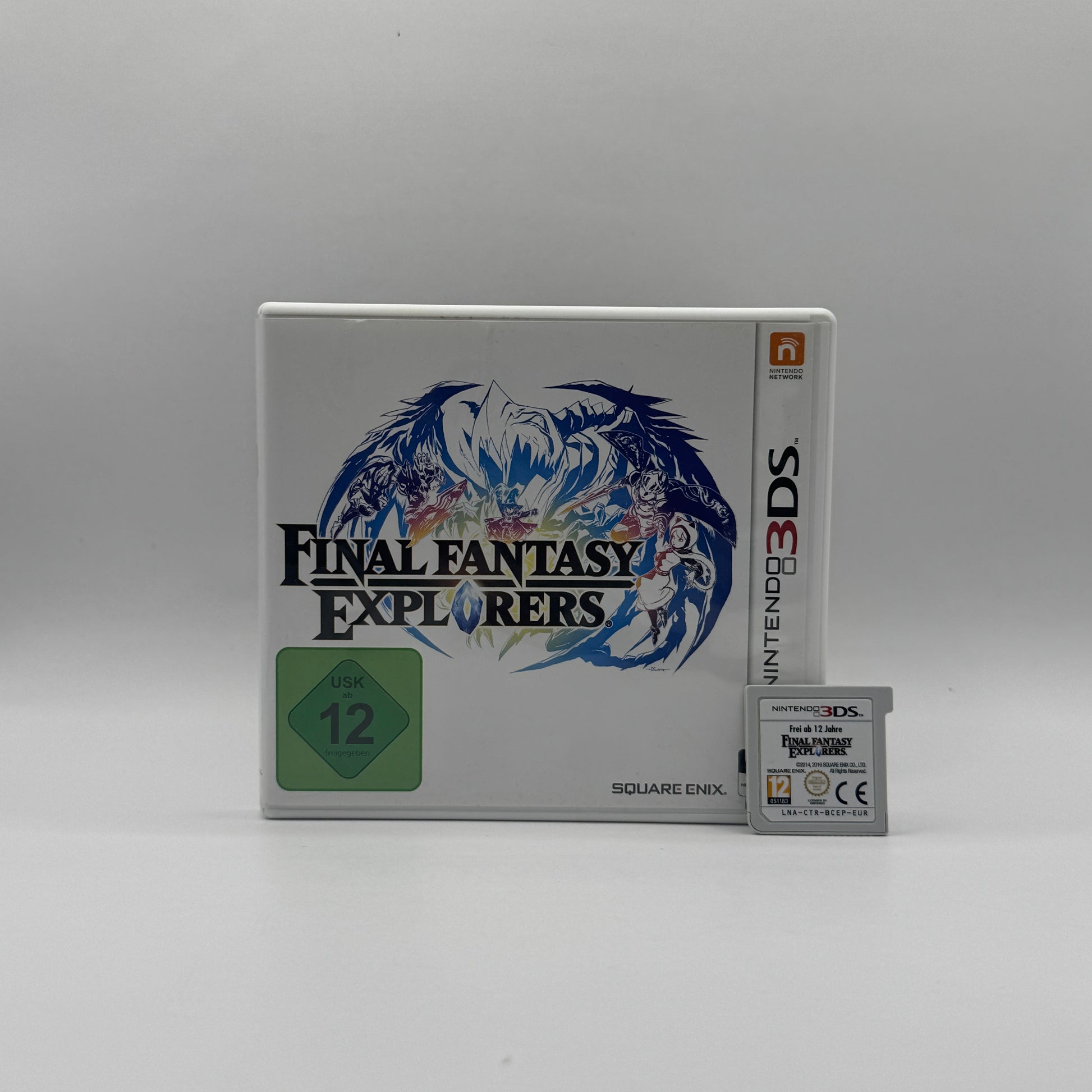 Verpackung des Nintendo 3DS-Spiels Final Fantasy Explorers, ein Action-Rollenspiel, in dem Spieler als Entdecker gemeinsam Monster jagen, Fähigkeiten erlernen und die Welt von Amatera erkunden.