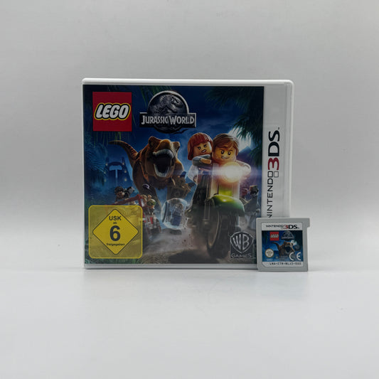 Verpackung des Nintendo 3DS-Spiels LEGO Jurassic World, ein Action-Adventure im LEGO-Stil, in dem Spieler Szenen aus den Jurassic-Park- und Jurassic-World-Filmen nachspielen, Dinosaurier steuern und Rätsel lösen.