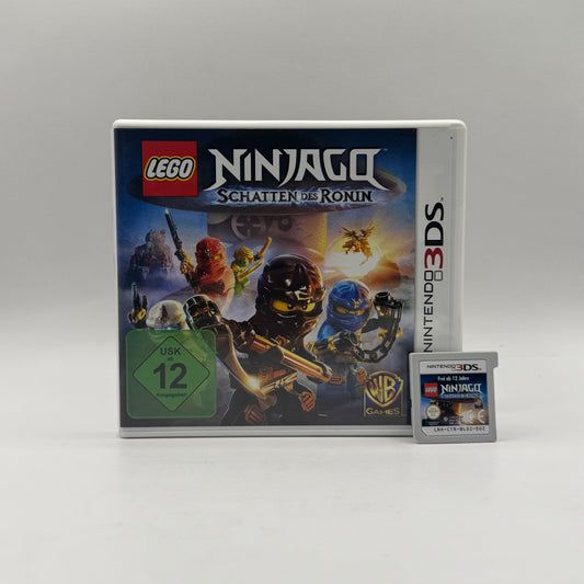 Verpackung des Nintendo 3DS-Spiels LEGO Ninjago: Schatten des Ronin, ein Action-Adventure im LEGO-Stil, in dem Spieler die Ninja-Helden steuern, Gegner bekämpfen und Rätsel lösen.