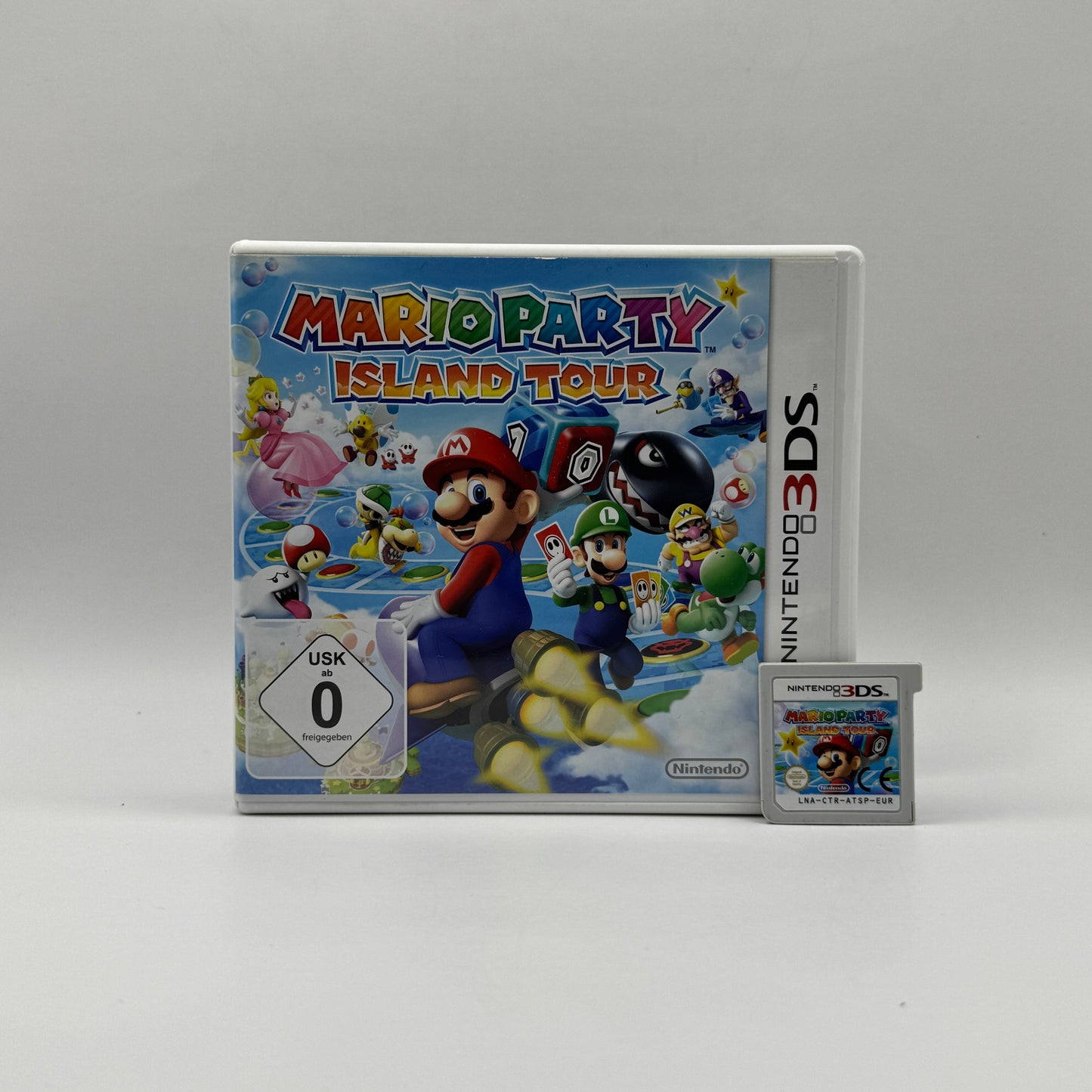 Verpackung des Nintendo 3DS-Spiels Mario Party: Island Tour, ein Partyspiel mit verschiedenen Minispielen und Spielbrettern, spielbar allein oder im Mehrspielermodus.