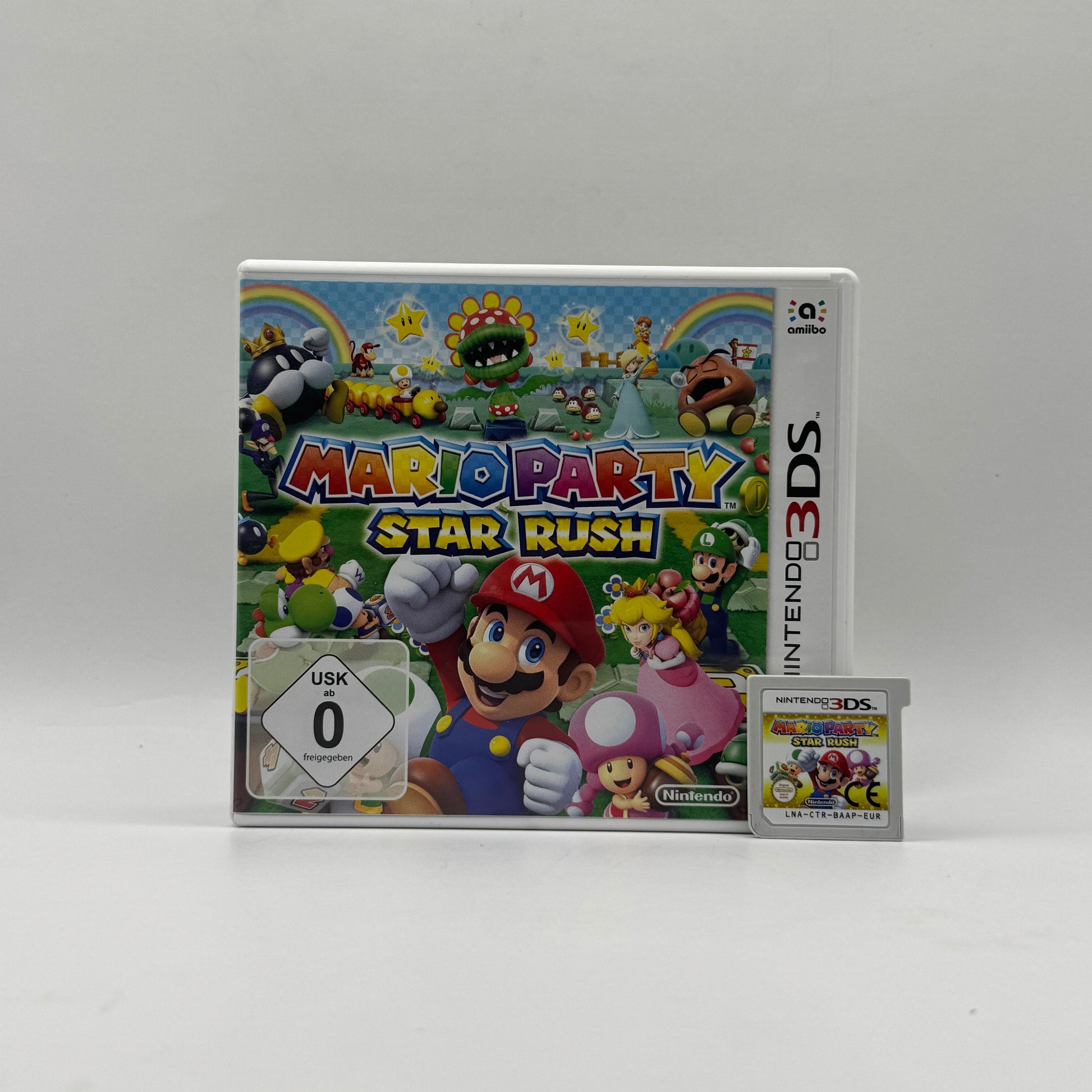 Verpackung des Nintendo 3DS-Spiels Mario Party: Star Rush, ein Partyspiel mit Minispielen, in dem Spieler Mario-Charaktere steuern und sowohl allein als auch im Mehrspielermodus antreten.